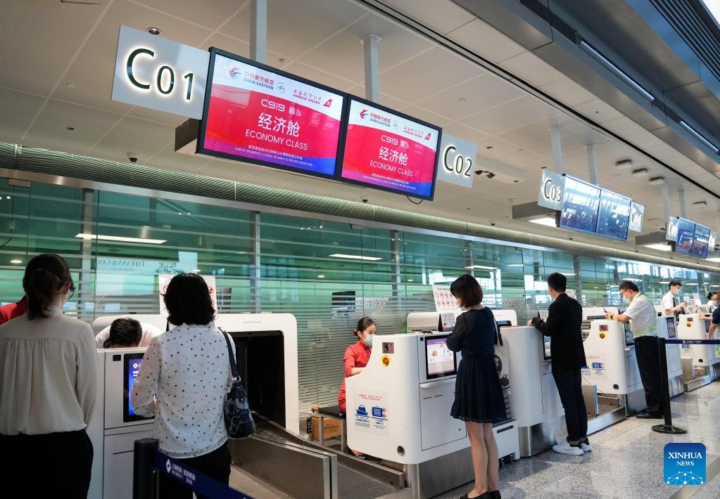 Những h&agrave;nh kh&aacute;ch đầu ti&ecirc;n đi m&aacute;y bay C919 l&agrave;m thủ tục tại s&acirc;n bay quốc tế Hongqiao, Thượng Hải, Trung Quốc.