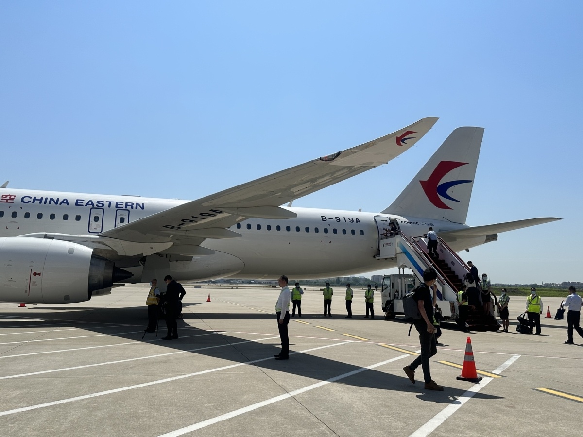 Theo tờ China Daily, phương tiện n&agrave;y chở 130 h&agrave;nh kh&aacute;ch.