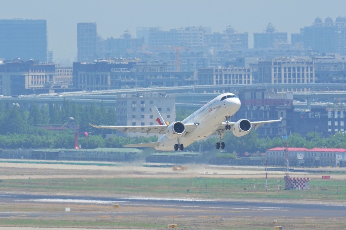 S&aacute;ng nay (28/5), v&agrave;o l&uacute;c 10h45 ph&uacute;t theo giờ địa phương, chiếc m&aacute;y bay chở kh&aacute;ch th&acirc;n hẹp do Trung Quốc tự ph&aacute;t triển mang t&ecirc;n C919 đ&atilde; ch&iacute;nh thức cất c&aacute;nh, đ&aacute;nh dấu bước tiến đầu ti&ecirc;n của Trung Quốc v&agrave;o thị trường m&aacute;y bay thương mại.