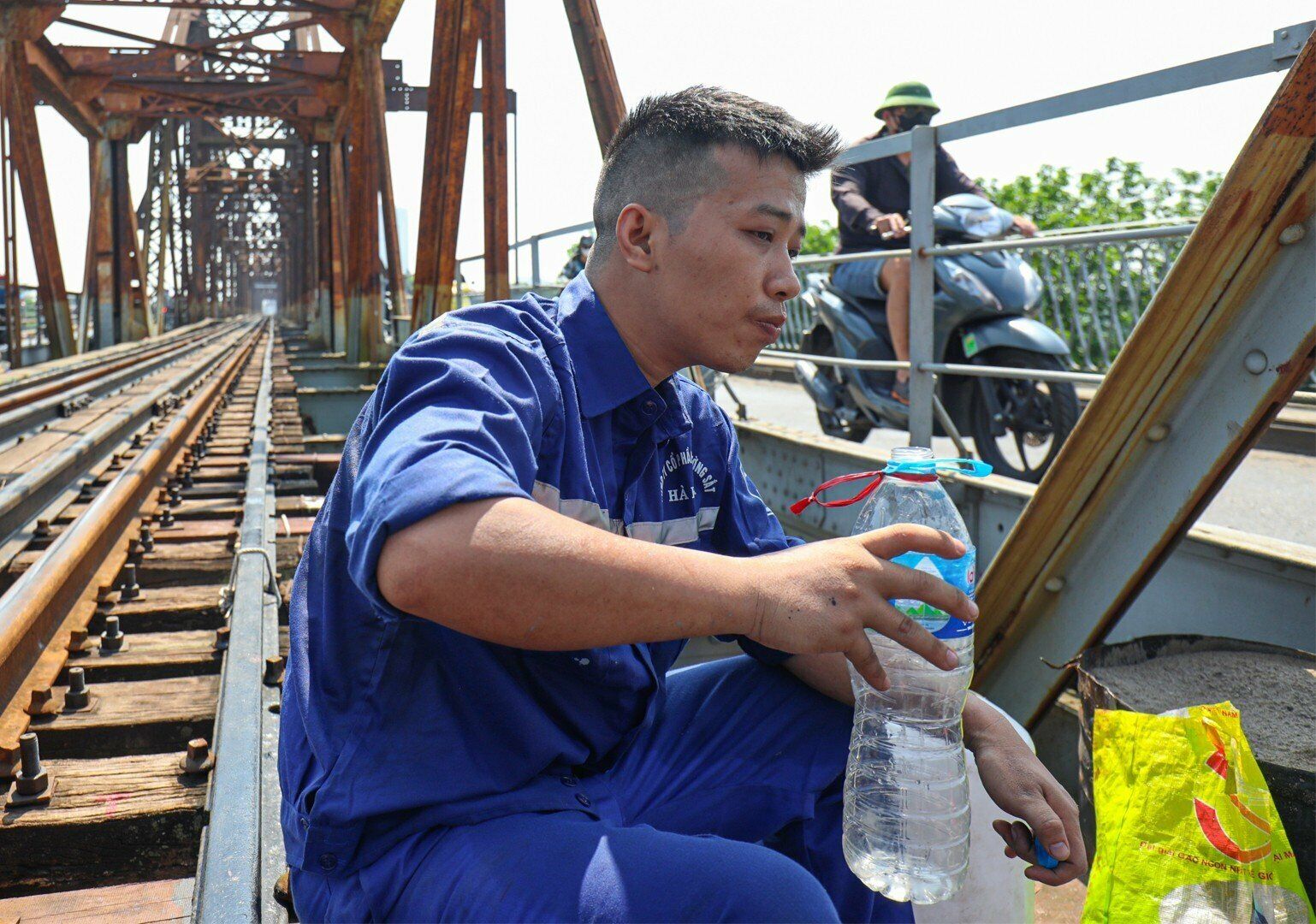 C&ocirc;ng nh&acirc;n đường sắt tranh thủ l&agrave;m nhanh cho sớm ho&agrave;n th&agrave;nh c&ocirc;ng việc n&ecirc;n ph&uacute;t nghỉ ngơi rất hiếm hoi, ch&oacute;ng v&aacute;nh. Ảnh: Anh Hiệp tranh thủ vừa pha sơn, vừa uống nước trước khi v&agrave;o vị tr&iacute; sơn mới
