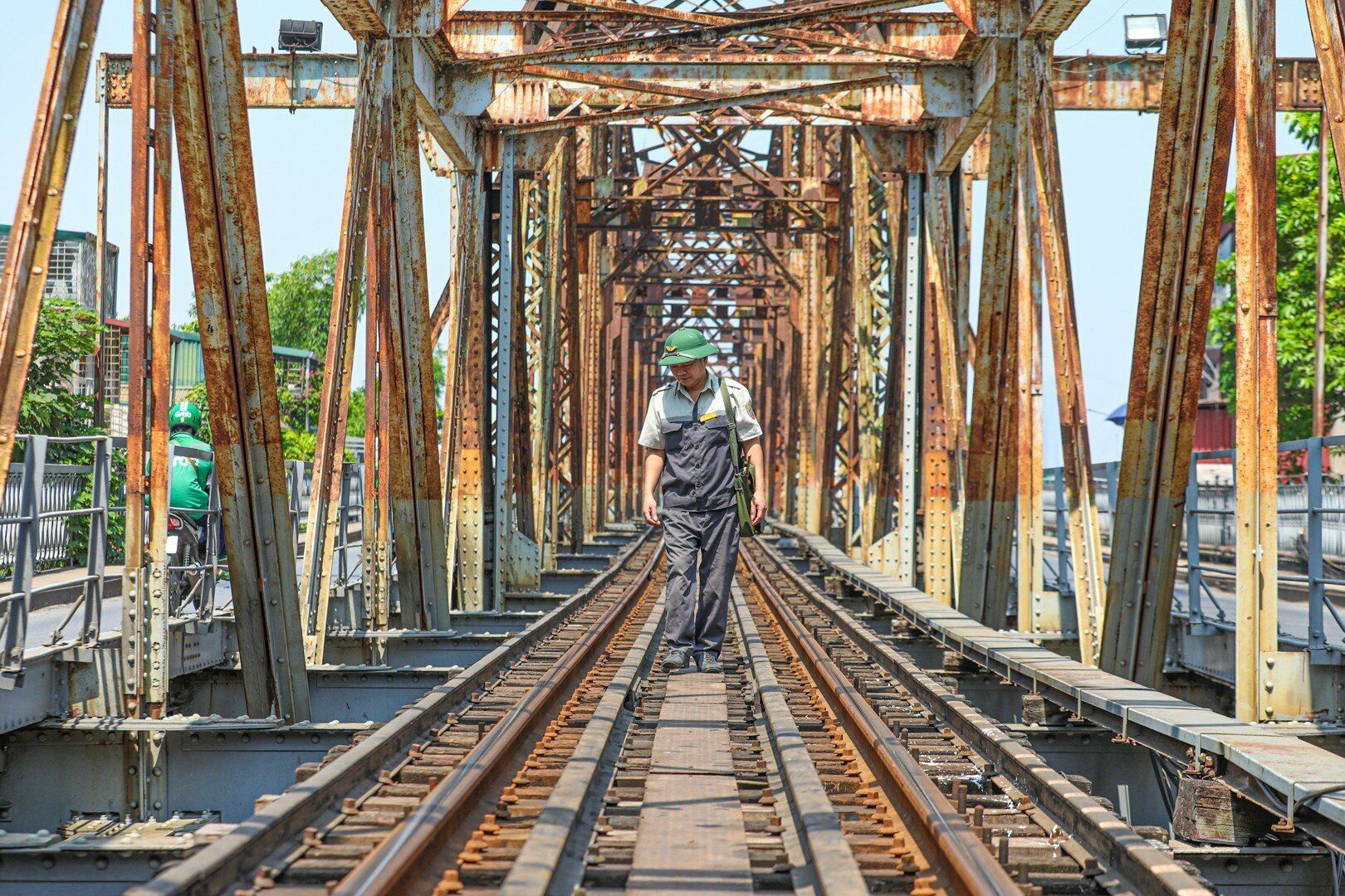 Anh Dực cũng cho hay, nhiệm vụ của nh&acirc;n vi&ecirc;n tuần cầu trong một ban 12 tiếng phải đi qu&atilde;ng đường từ giữa cầu đến hết cầu v&agrave; ngược lại, mỗi lượt đi dọc một b&ecirc;n đường sắt, khoảng 2-3 v&ograve;ng/1 ban t&ugrave;y theo c&oacute; phải xử l&yacute; tr&ecirc;n cầu kh&ocirc;ng, c&oacute; phải xuống gầm cầu kiểm tra kh&ocirc;ng... Theo lịch tr&igrave;nh nhiệm vụ người tuần đường tr&ecirc;n cầu sẽ kết th&uacute;c khoảng 11h45 v&agrave; chiều, khoảng 13h00-13h30 lại bắt đầu đi tuần. &ldquo;D&ugrave; nắng n&oacute;ng hay mưa b&atilde;o, nh&acirc;n vi&ecirc;n tuần đường vẫn phải ra đi tuần, c&oacute; vậy mới kịp thời ph&aacute;t hiện những sự cố c&oacute; thể xảy ra, b&aacute;o đơn vị xử l&yacute;, đảm bảo an to&agrave;n cho t&agrave;u xe, người tham gia giao th&ocirc;ng qua cầu&rdquo;, anh Dực n&oacute;i.