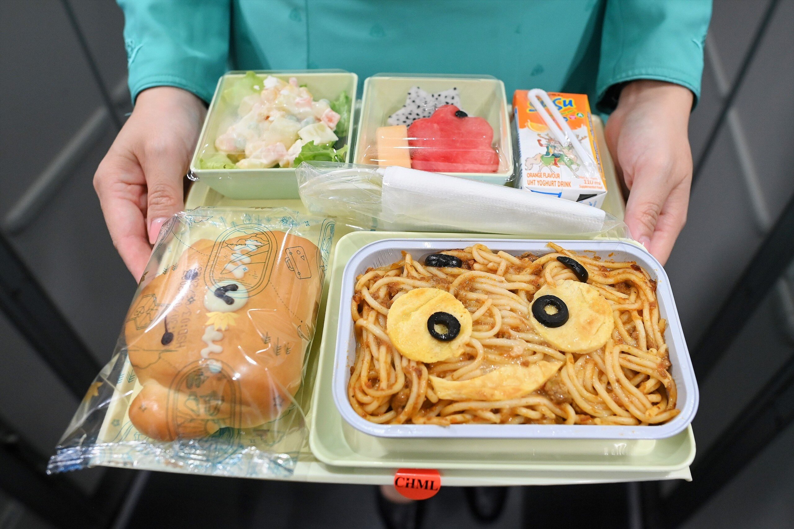 Ngo&agrave;i ra, c&aacute;c h&agrave;nh kh&aacute;ch nhỏ tuổi tr&ecirc;n chuyến bay cũng c&oacute; dịp thưởng thức thực đơn trẻ em lần đầu ti&ecirc;n được Vietnam Airlines giới thiệu v&agrave; chuẩn bị triển khai từ giữa th&aacute;ng 6/2023.