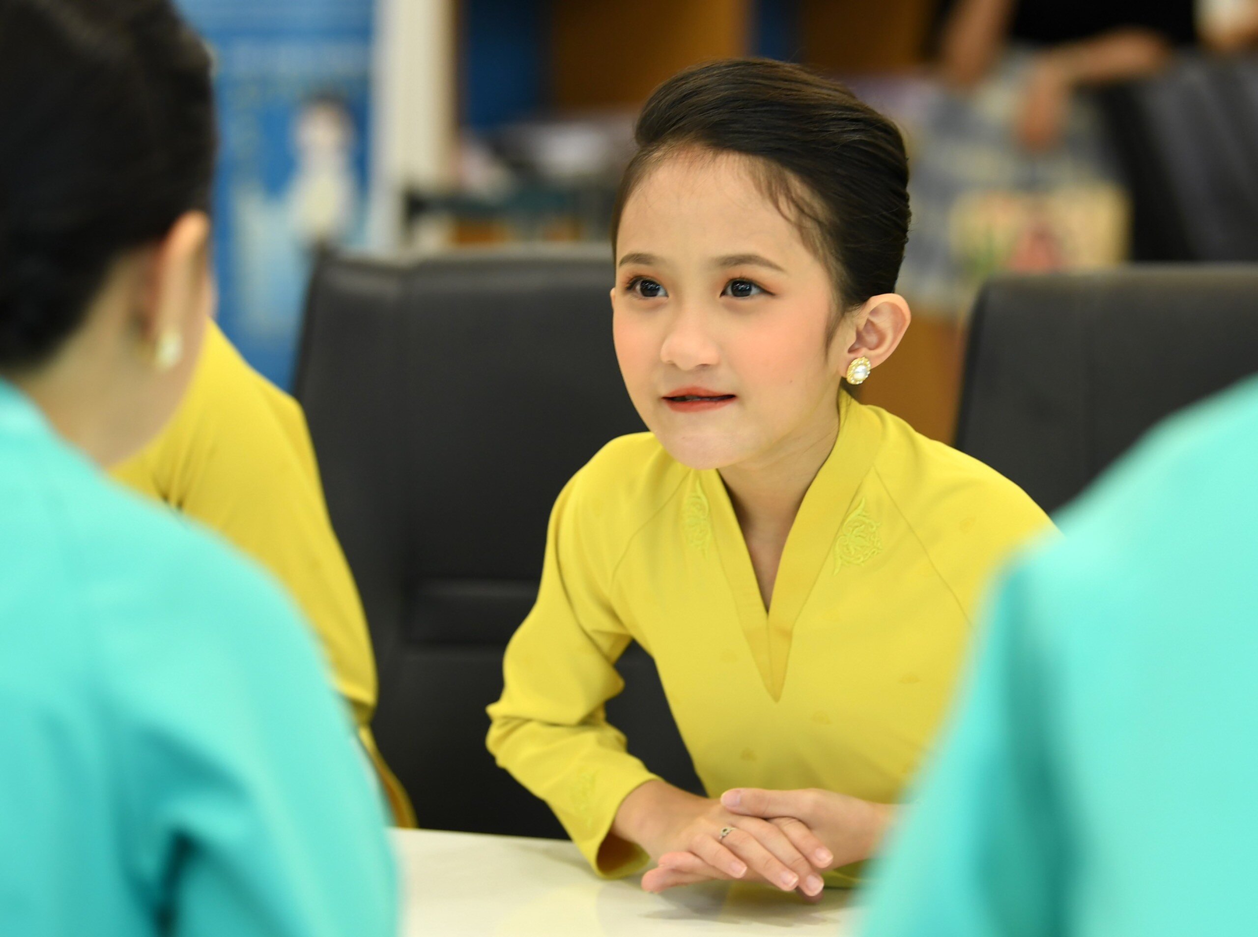 Trong số c&aacute;c th&agrave;nh vi&ecirc;n của phi h&agrave;nh đo&agrave;n nhỏ tuổi, c&oacute; một th&agrave;nh vi&ecirc;n hết sức đặc biệt l&agrave; b&eacute; Th&aacute;i Hiểu Đ&igrave;nh.