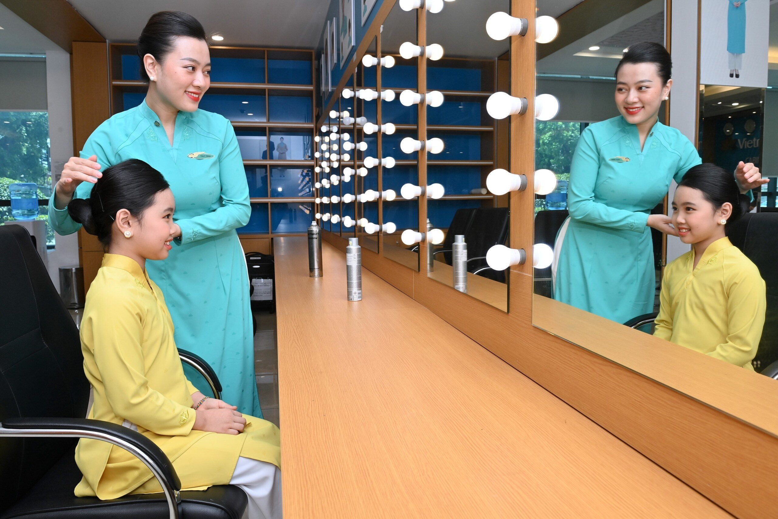 Tuy vậy, điều đ&oacute; kh&ocirc;ng ngăn cản được ước mơ trở th&agrave;nh một tiếp vi&ecirc;n thực thụ của Hiểu Đ&igrave;nh. Tham gia &ldquo;Chuyến bay cho em&rdquo;, Hiểu Đ&igrave;nh c&ugrave;ng c&aacute;c bạn nhỏ kh&aacute;c trải nghiệm được l&agrave;m tiếp vi&ecirc;n h&agrave;ng kh&ocirc;ng trong 1 ng&agrave;y c&ugrave;ng Vietnam Airlines.