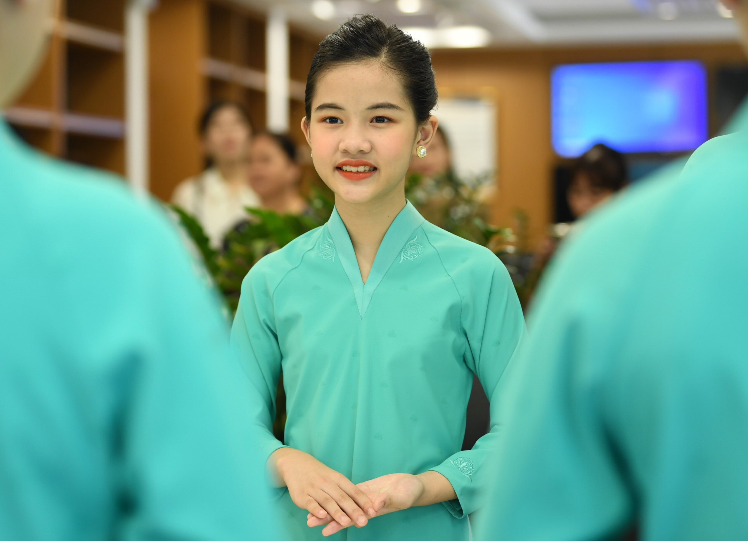 Chuyến bay ch&agrave;o đ&oacute;n sự xuất hiện của phi h&agrave;nh đo&agrave;n &ldquo;nh&iacute;&rdquo; với th&agrave;nh vi&ecirc;n l&agrave; c&aacute;c em nhỏ được tuyển chọn tham gia chương tr&igrave;nh &ldquo;Chuyến bay cho em&rdquo;.