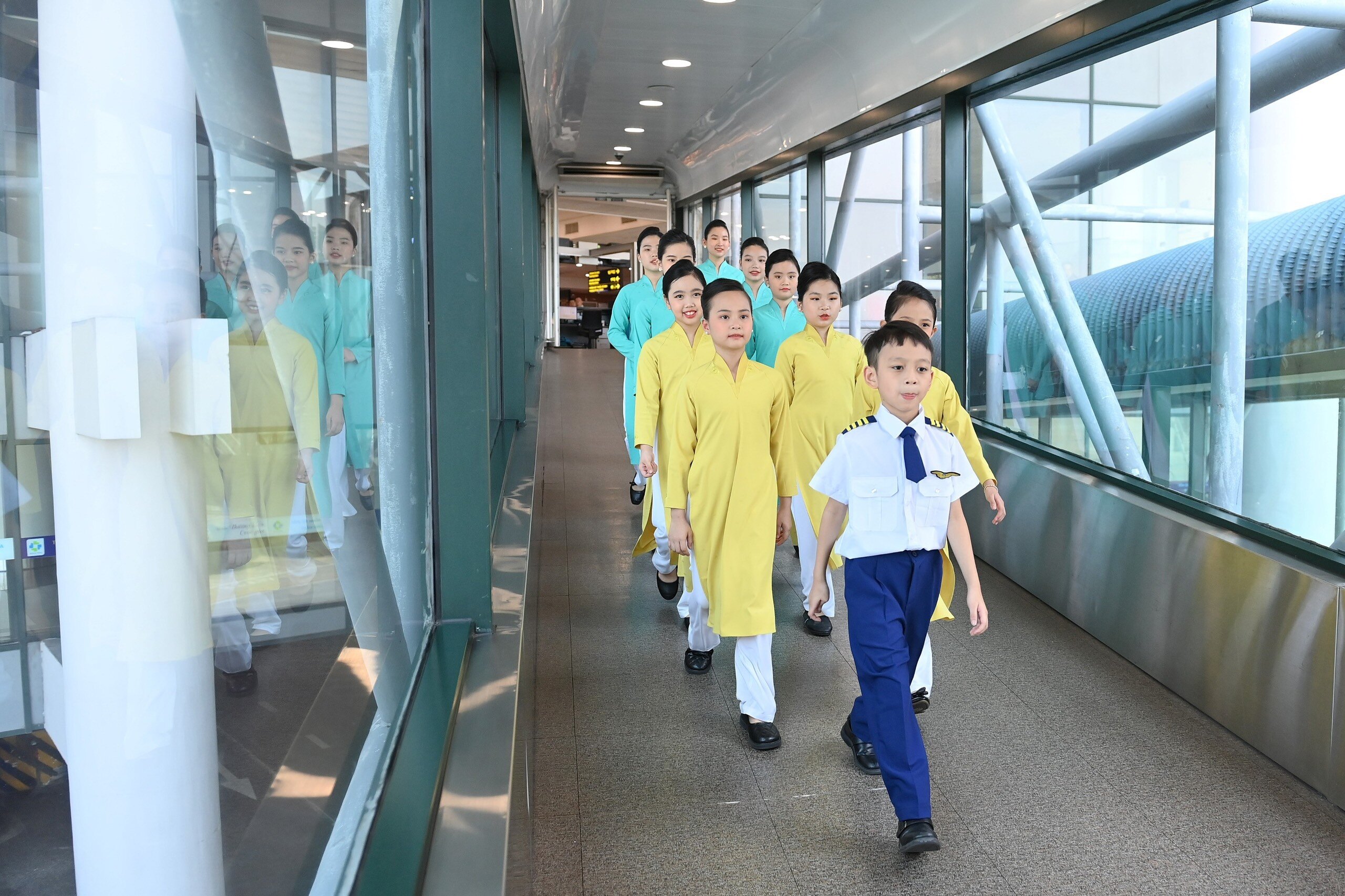 Ch&agrave;o mừng ng&agrave;y Quốc tế thiếu nhi, Vietnam Airlines tổ chức &ldquo;Chuyến bay cho em&rdquo; mang số hiệu VN213 từ H&agrave; Nội đi TP.HCM, với những hoạt động đặc biệt d&agrave;nh cho c&aacute;c h&agrave;nh kh&aacute;ch nhỏ tuổi tr&ecirc;n chuyến bay.