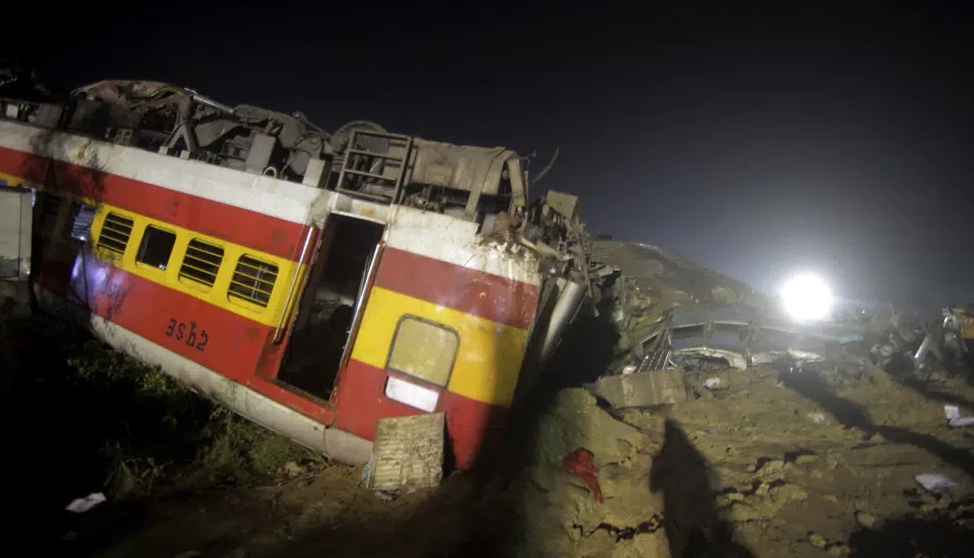 Vụ việc xảy ra khi c&oacute; khoảng 10 - 12 toa của một t&agrave;u đ&atilde; bị chệch khỏi đường ray v&agrave; đổ sang đường ray b&ecirc;n cạnh. T&agrave;u chở kh&aacute;ch thứ hai đi hướng ngược lại đ&atilde; đ&acirc;m phải t&agrave;u tr&ecirc;n, khiến 3 toa bị chệch khỏi đường ray (Trong ảnh l&agrave; một toa t&agrave;u bị lật &uacute;p sau vụ tai nạn kinh ho&agrave;ng)