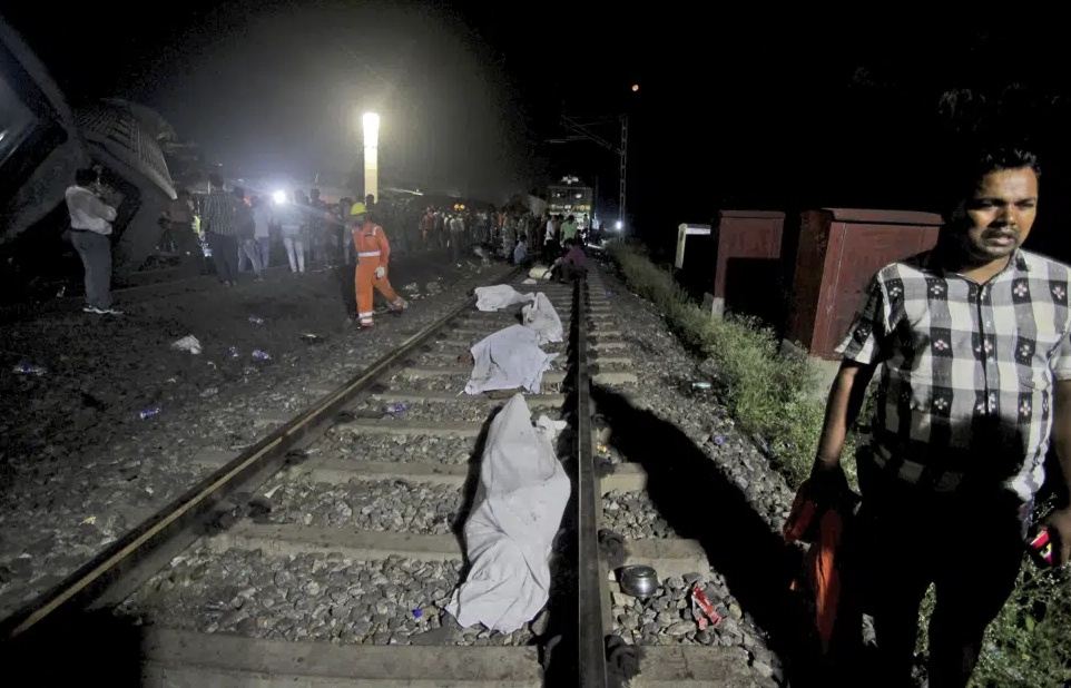 V&igrave; qu&aacute; nhiều người thiệt mạng n&ecirc;n tạm thời một số thi thể nạn nh&acirc;n được đặt tạm tr&ecirc;n đường ray