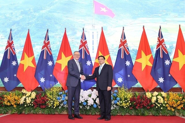 Thủ tướng Phạm Minh Ch&iacute;nh v&agrave; Thủ tướng Australia Anthony Albanese chụp ảnh lưu niệm trước khi tiến h&agrave;nh hội đ&agrave;m.  (Ảnh: VGP/Nhật Bắc)