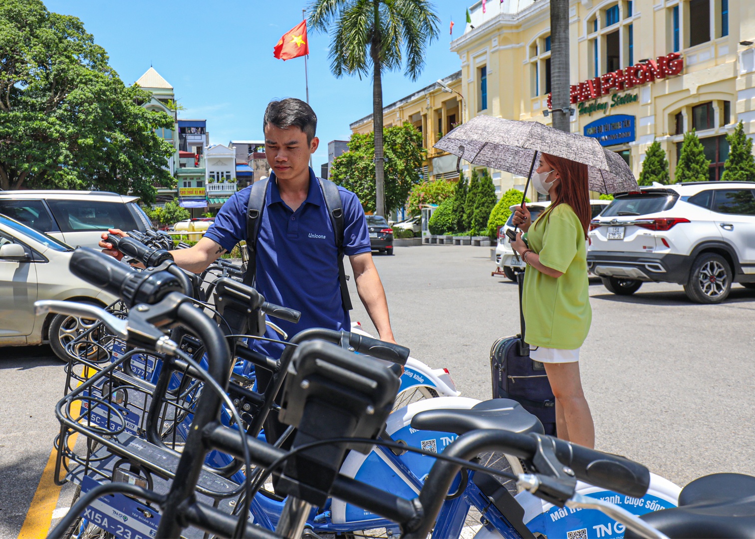 Nếu đi gần, khách có thể tải áp thuê xe đạp công cộng và làm theo hướng dẫn để tự thuê xe đạp công cộng qua app. Đây là dịch vụ do Hải Phòng tổ chức để tạo thuận lợi cho khách du lịch. Nhà ga dành một góc quảng trường ga để xe đạp công cộng.