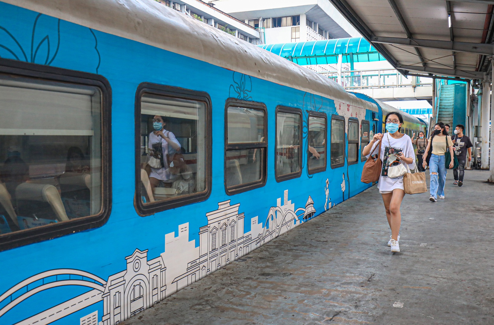 Có mặt trên chuyến tàu HP1 khởi hành ga Hà Nội đi ga Hải Phòng ngày 6/6/2023 lúc 6h00 sáng, theo ghi nhận của PV Báo Giao thông, tuy là ngày đầu tuần, lại sáng sớm, tàu vẫn đông khách.