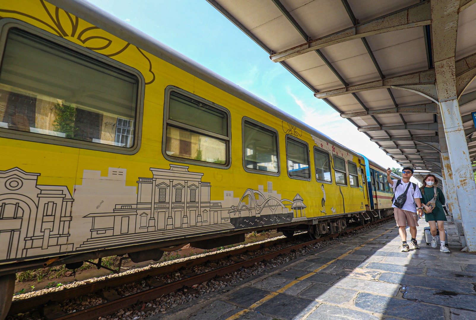 Trong ga, nhiều hành khách chụp ảnh cùng đoàn tàu, nhất là các toa tàu được Sở Du lịch TP. Hải Phóng phối hợp với đường sắt sơn hình ảnh quảng bá.