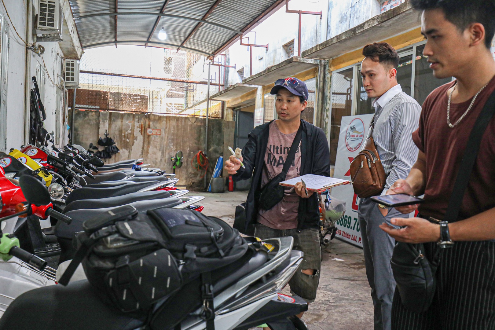 Tại ga Hải Phòng có các dịch vụ cho thuê xe máy, xe điện. Ông Trần Văn Hạnh, Giám đốc Chi nhánh Vận tải đường sắt Hải Phòng cho biết, các hộ kinh doanh dịch vụ này phải cam kết với đường sắt về chất lượng dịch vụ và giá thuê ổn định, đường sắt giám sát các hộ này, không để xảy ra bắt chẹt khách. Giá thuê xe máy từ 100.000 - 150.000 đồng/xe/ngày, có người hỗ trợ nếu xe gặp sự cố trên đường. Giá thuê xe điện 300.000 đồng/xe/giờ hoặc 150.000 đồng/xe trong bán kính 10km, với sức chở 14 người.