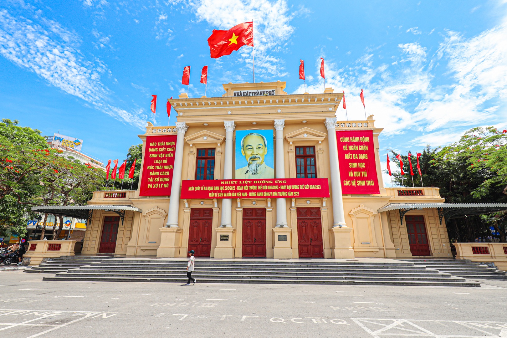 Sau khi chụp ảnh check in ở ga, du khách có thể đến tham quan, chụp ảnh check in tại một số điểm đến như nhà hát lớn thành phố, hồ Tam Bạc, bảo tàng, ngân hàng nhà nước, bưu điện thành phố...