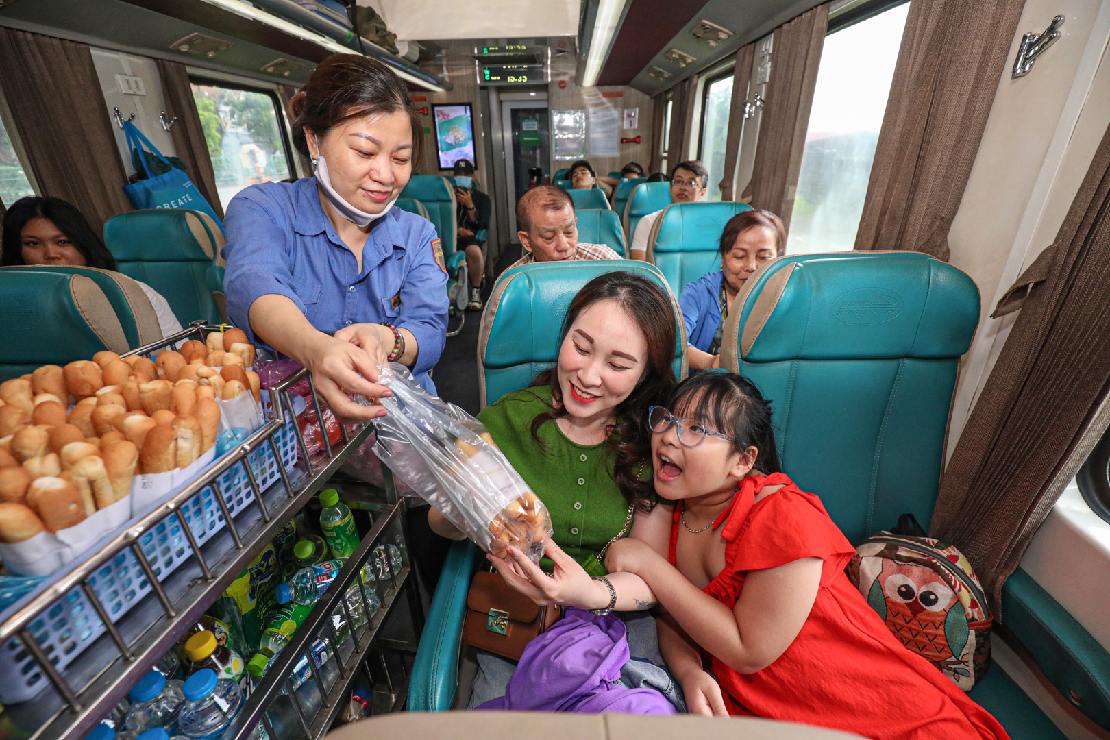 Trên chuyến tàu trở về, nếu chưa kịp mua quà, khách có thể mua luôn trên tàu. Chị Thúy (quận Lê Chân, Hải Phòng) cùng gia đình đi Hà Nội chơi, vui vẻ thưởng thức món ăn đặc sản quê mình ngay trên tàu. Chị cho biết, do ga Hải Phòng ở vị trí trung tâm thành phố, dịch vụ trên tàu, dưới ga cải thiện nhiều, cùng đó thành phố quan tâm phát triển du lịch nên đã thu hút được nhiều khách đến trải nghiệm. Tuy nhiên, đường sắt và các đơn vị du lịch nên quan tâm chiều ngược lại, có các dịch vụ thu hút khách đến tham quan Hà Nội.