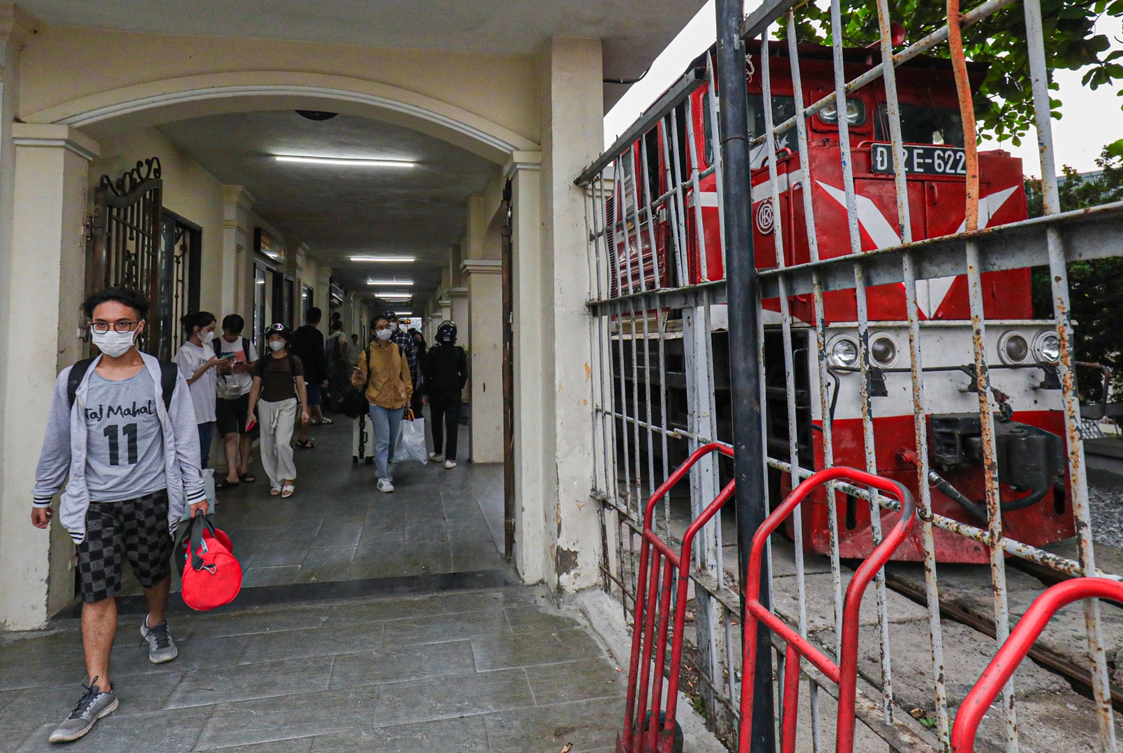 17h40, tàu LP8 đưa gần 400 hành khách về ga Long Biên an toàn, suôn sẻ. Kết thúc hành trình food tour bằng tàu hỏa, nhiều hành khách cho biết, chắc chắn sẽ quay lại con tàu, nhà ga và các món ngon Hải Phòng vì với hành trình một ngày như vậy, giá khá hợp lý, chỉ khoảng 1.000.000 đồng/người.