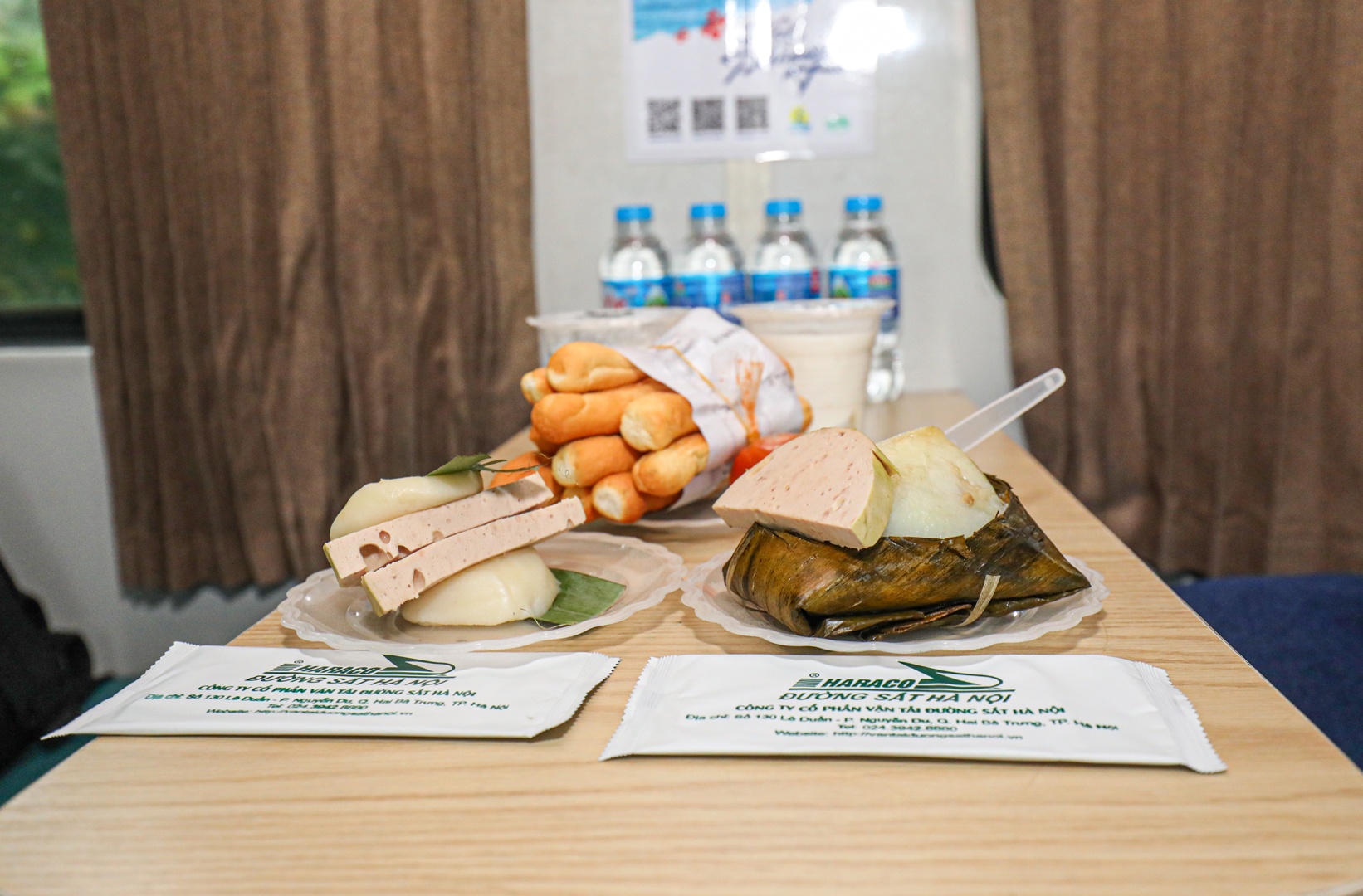 Ngoài chai nước tinh khiết đã trong giá vé tàu, hành khách có thể sử dụng các dịch vụ ăn uống trên tàu với nhiều món ngon trứ danh của Hải Phòng như bánh giò, bánh dầy giò, dừa dầm, bánh mỳ que... Trên tàu cũng dán tờ rơi quảng bá du lịch Hải Phòng, trên đó có các mã QR, hành khách có thể quét mã để tìm các điểm check in tham quan, chụp ảnh, ăn uống, thuê xe đạp công cộng.