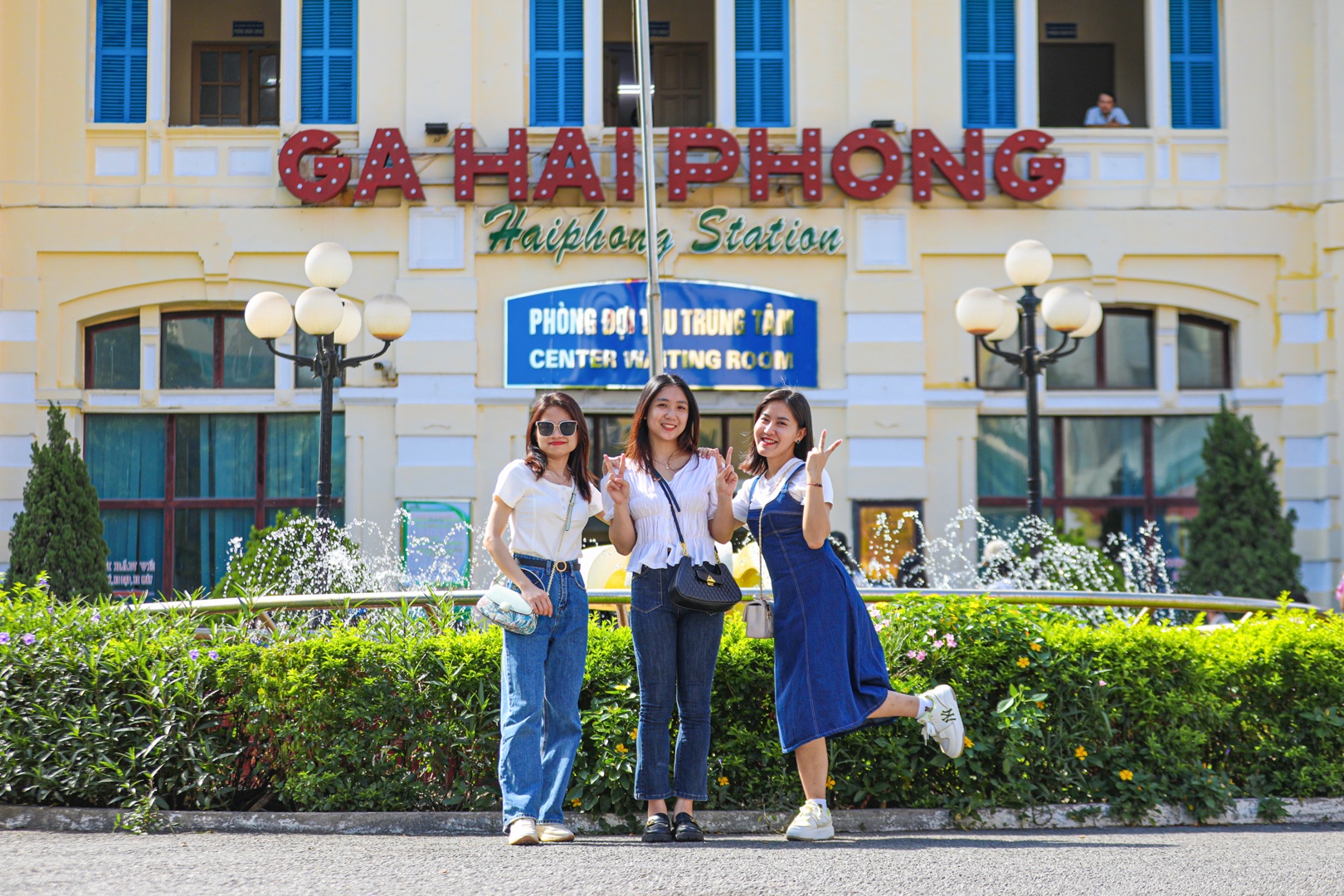 Ông Đặng Tiến Mạnh, Trưởng ga Hải Phòng cho biết, ga Hải Phòng là công trình kiến trúc tiêu biểu, được xây dựng từ năm 1902, còn giữ nhiều nét kiến trúc nguyên bản thời Pháp thuộc. Phía trước nhà ga có đồng hồ, đài phun nước. Phía trong sân ga còn nhiều chi tiết kiến trúc đẹp, cổ kính như nan hoa sắt, vòm hành lang... và các giàn hoa, cây cảnh. Vì vậy được nhiều hành khách ưa chuộng chụp ảnh.
Ảnh: Nhóm bạn chị Hoàng Thị Mai Phương, Nguyễn Thị Bích Ngọc hào hứng chụp ảnh check in trước cửa ga