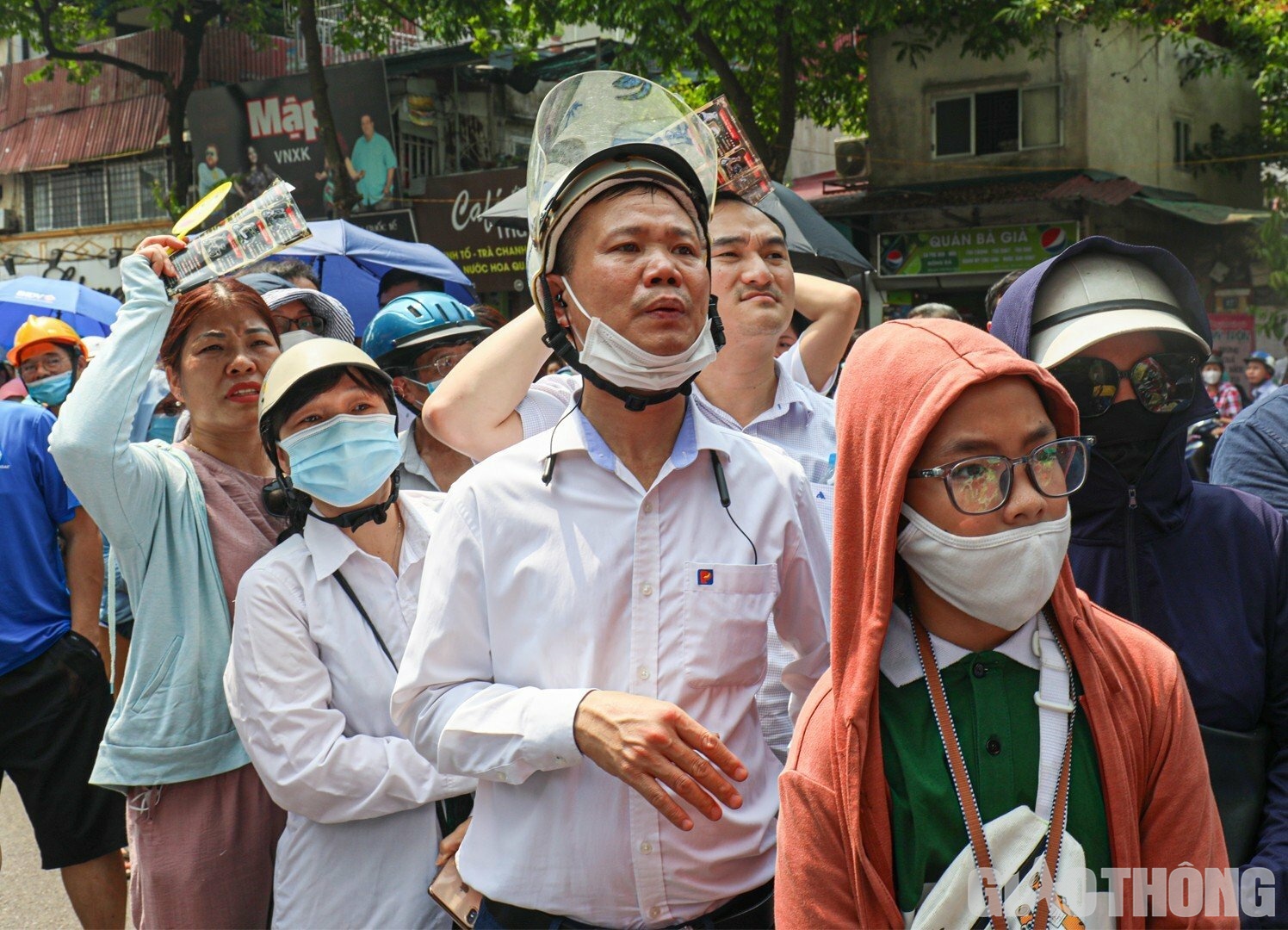 Trong c&aacute;i n&oacute;ng oi bức của th&aacute;ng 6, nhiều phụ huynh vẫn ki&ecirc;n nhẫn đội nắng chờ c&aacute;c th&iacute; sinh