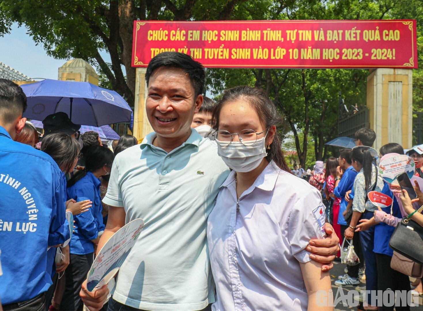 V&agrave; rồi kh&ocirc;ng giấu được hạnh ph&uacute;c khi con ho&agrave;n th&agrave;nh tốt b&agrave;i thi