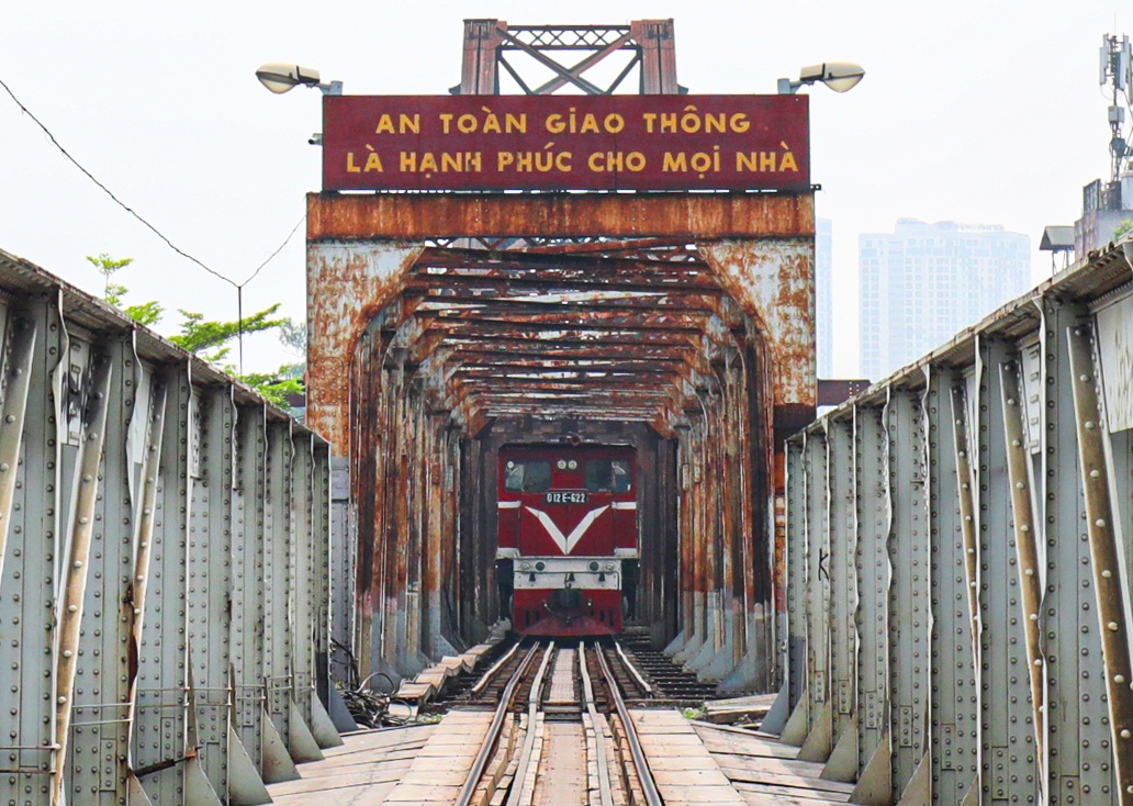 V&agrave; chụp cả h&igrave;nh ảnh đo&agrave;n t&agrave;u với 2 đầu m&aacute;y hai đầu dần khuất xa tr&ecirc;n c&acirc;y cầu Long Bi&ecirc;n lịch sử.