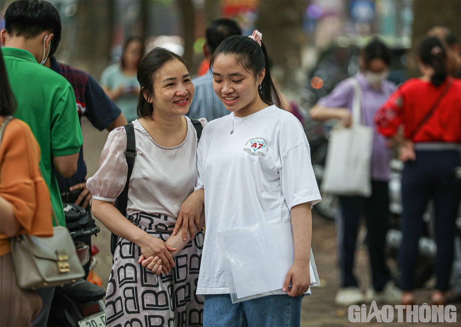B&ecirc;n ngo&agrave;i cổng trường thi, kh&ocirc;ng kh&oacute; để bắt gặp h&igrave;nh ảnh c&aacute;c phụ huynh s&aacute;t c&aacute;nh, tiếp th&ecirc;m động lực cho con trước giờ G