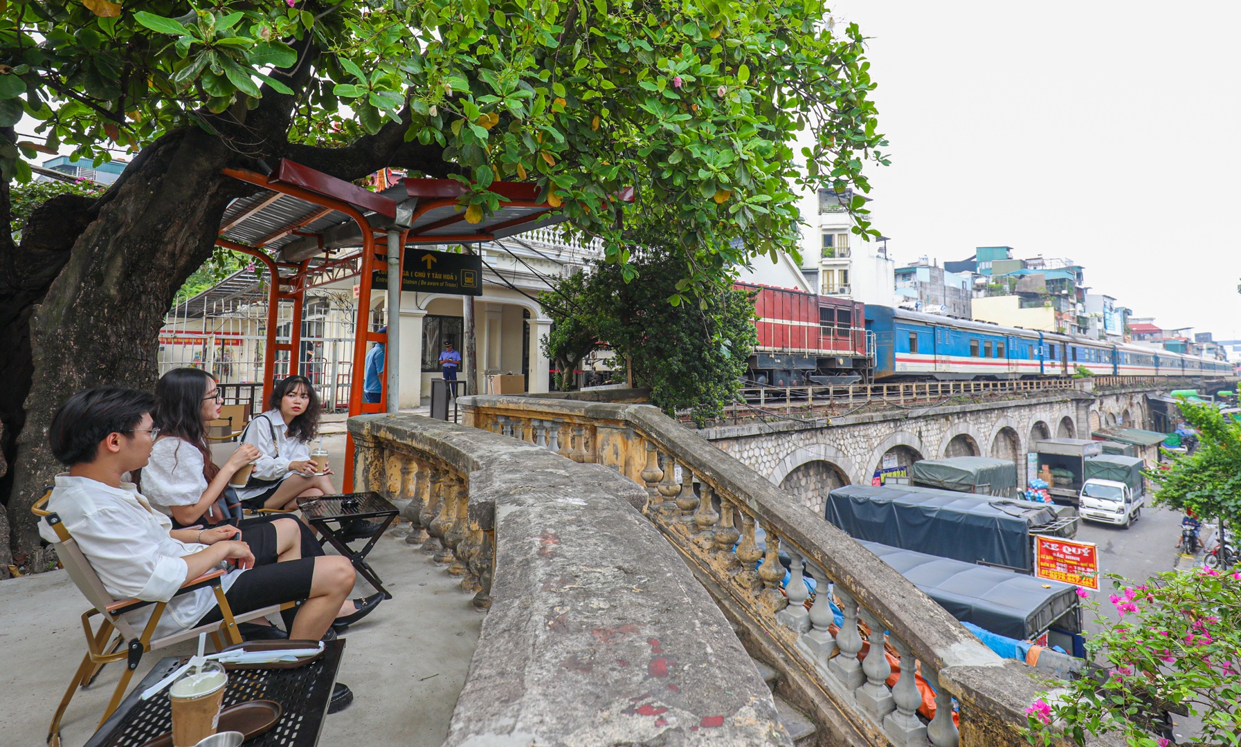 Nếu kh&ocirc;ng qu&aacute; vội v&atilde;, cũng kh&ocirc;ng phải l&agrave; kh&aacute;ch đi t&agrave;u, kh&aacute;ch c&oacute; thể thư gi&atilde;n ngắm hoạt động ga t&agrave;u v&agrave; cả những hoạt động kinh doanh tấp nập hay cảnh sinh hoạt đời thường của người d&acirc;n khu phố Gầm Cầu ph&iacute;a dưới đường sắt.