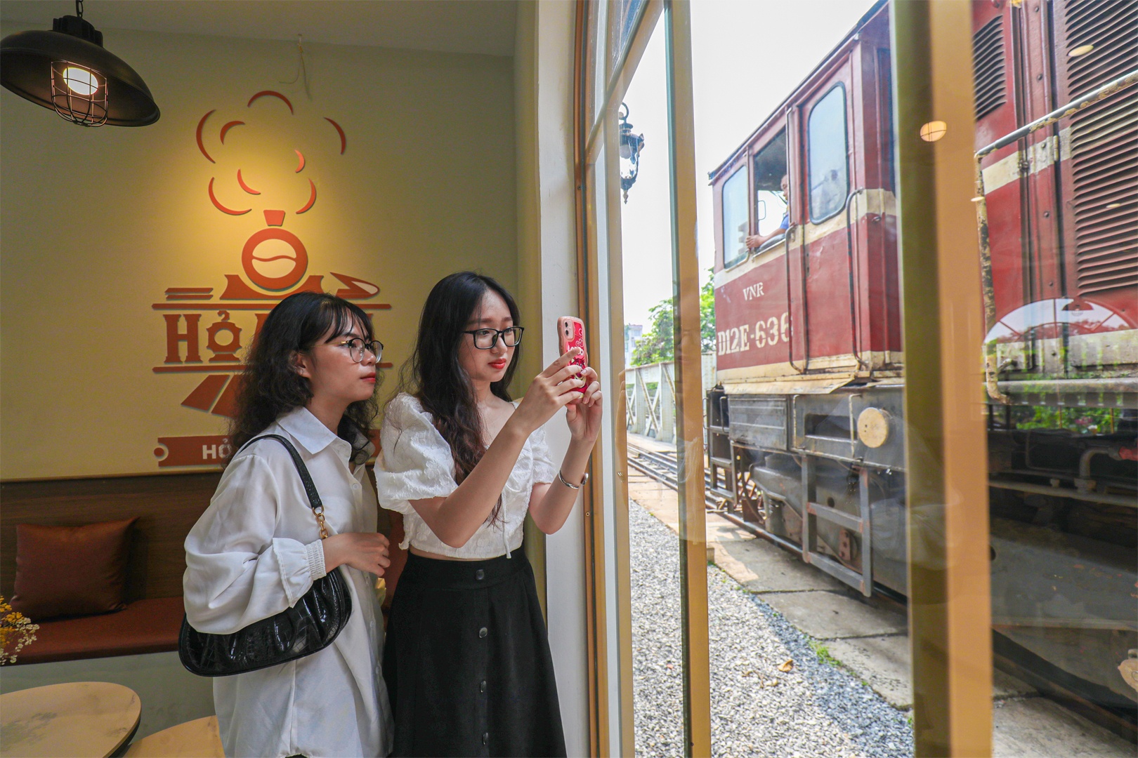 Khi t&agrave;u xuất ph&aacute;t, kh&aacute;ch c&oacute; thể đứng b&ecirc;n cửa k&iacute;nh trong ph&ograve;ng đợi ghi lại h&igrave;nh ảnh đo&agrave;n t&agrave;u lăn b&aacute;nh một c&aacute;ch an to&agrave;n. Bạn Phương Linh (sinh vi&ecirc;n năm ba Đại học Luật H&agrave; Nội) chia sẻ, bạn t&igrave;m đến điểm check-in n&agrave;y qua xem review tr&ecirc;n tiktok. Bạn sống tại H&agrave; Nội n&ecirc;n đ&atilde; nhiều lần đến ga Long Bi&ecirc;n để đi t&agrave;u, nhất l&agrave; đi t&agrave;u Hải Ph&ograve;ng để trải nghiệm food tour. Giờ đường sắt đưa v&agrave;o khai th&aacute;c ph&ograve;ng đợi t&agrave;u n&agrave;y, sẽ l&agrave; điểm đến h&uacute;t kh&aacute;ch hơn, v&igrave; h&agrave;nh kh&aacute;ch sẽ c&oacute; th&ecirc;m điểm check-in ga t&agrave;u th&uacute; vị. Tuy nhi&ecirc;n, theo bạn Linh, tại ph&ograve;ng đợi v&agrave; khu vực xung quanh nh&agrave; ga cần c&oacute; c&aacute;c h&igrave;nh ảnh hoặc bảng th&ocirc;ng tin về lịch sử nh&agrave; ga, cầu Long Bi&ecirc;n, về H&agrave; Nội, tạo điểm nhấn, quảng b&aacute; lịch sử đường sắt gắn với lịch sử, văn h&oacute;a Thủ đ&ocirc;.