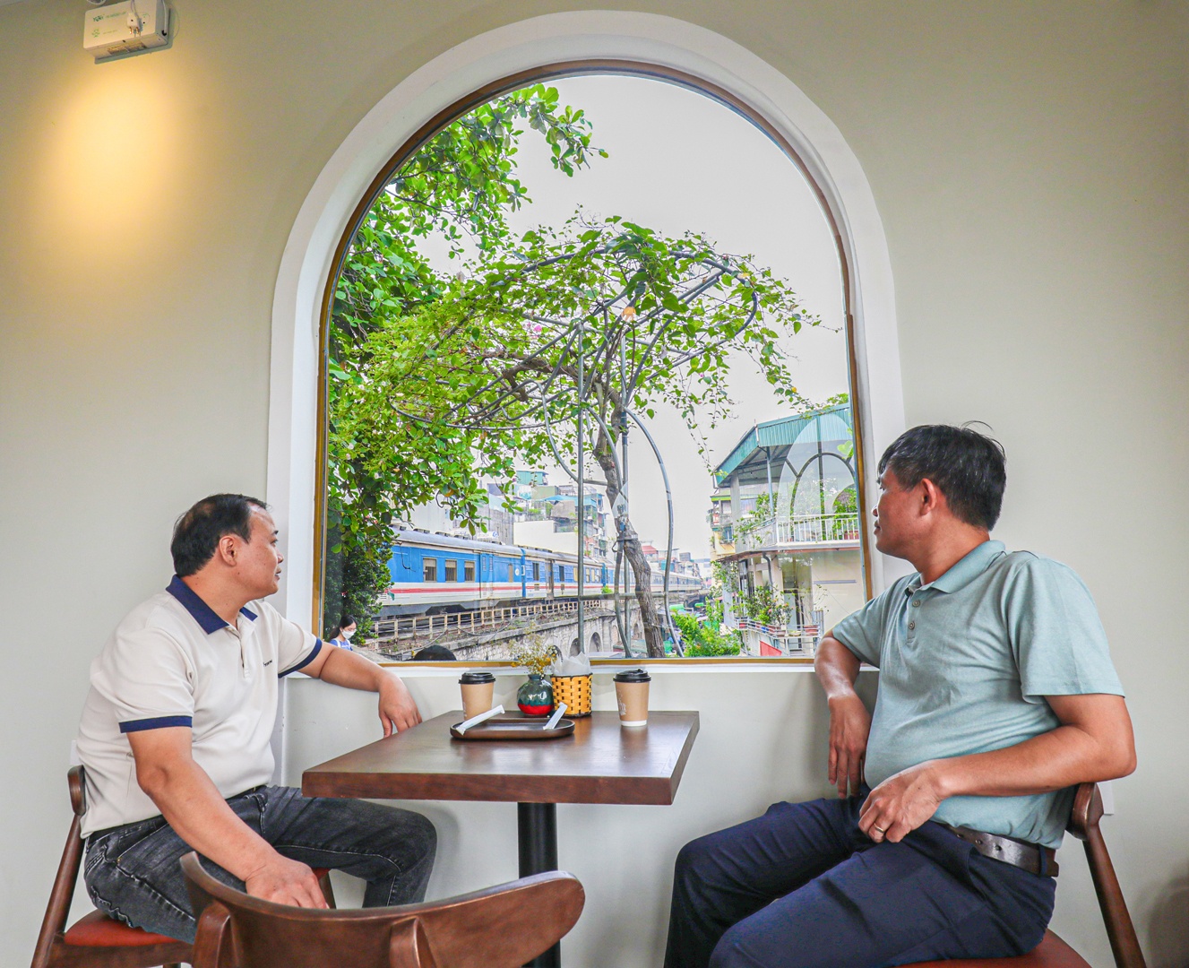 Kh&ocirc;ng chỉ c&aacute;c bạn trẻ, ngay cả người trung tuổi cũng thấy th&uacute; vị khi vừa thưởng thức c&agrave; ph&ecirc; vừa ngắm ga t&agrave;u qua khung cửa ph&ograve;ng đợi.