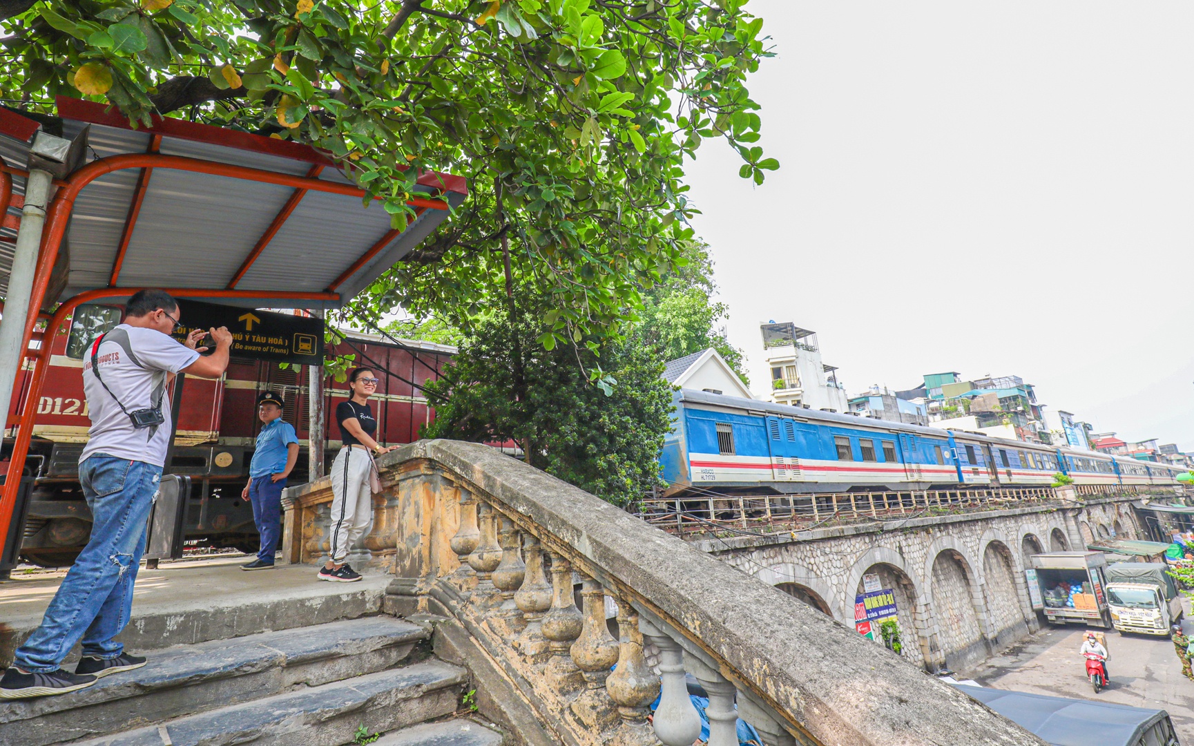 Ph&iacute;a ngo&agrave;i ph&ograve;ng đợi, kh&aacute;ch c&oacute; thể chụp ảnh check-in với kh&ocirc;ng gian rộng mở hơn v&agrave; y&ecirc;n t&acirc;m c&oacute; nh&acirc;n vi&ecirc;n nh&agrave; ga đang &ldquo;canh&rdquo; an to&agrave;n, đồng thời nhắc h&agrave;nh kh&aacute;ch giờ t&agrave;u chạy.