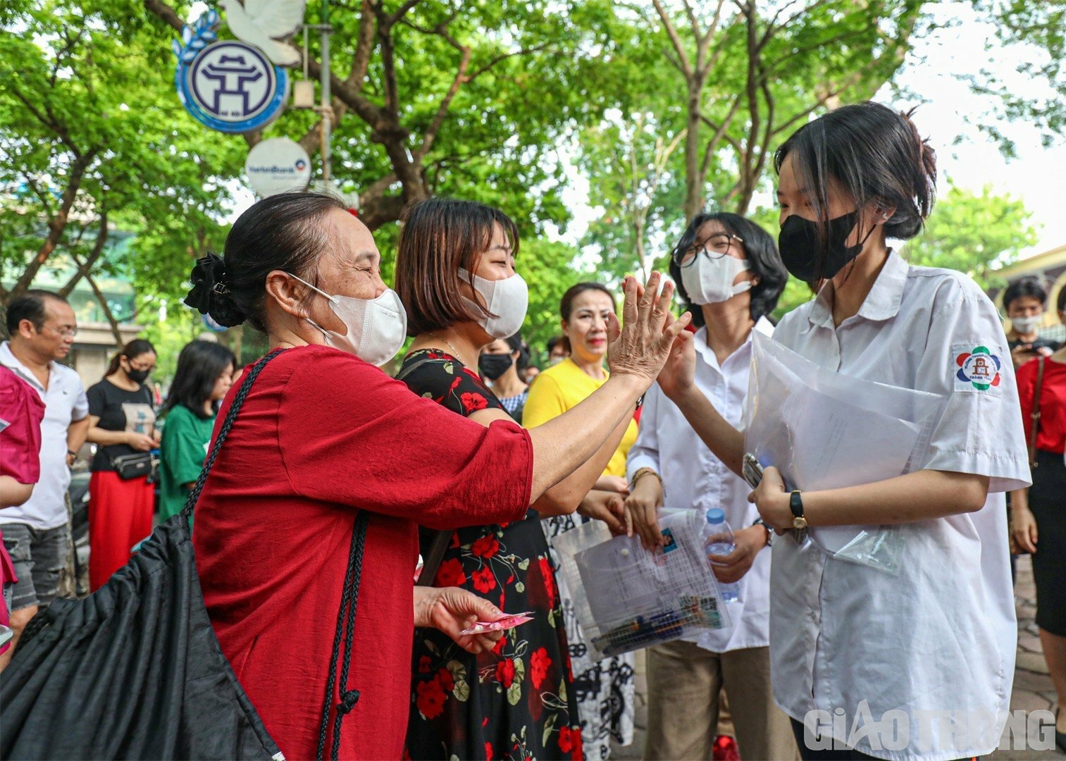 Đập tay với gia đ&igrave;nh trước khi v&agrave;o ph&ograve;ng thi, th&iacute; sinh L&ecirc; Quỳnh Anh b&agrave;y tỏ: "Theo em, m&ocirc;n thi đầu ti&ecirc;n l&uacute;c n&agrave;o cũng &aacute;p lực nhất. V&igrave; vậy, phải giữ được t&acirc;m l&yacute; thoải m&aacute;i, l&uacute;c đ&oacute; th&igrave; mới c&oacute; thể l&agrave;m b&agrave;i tốt được"