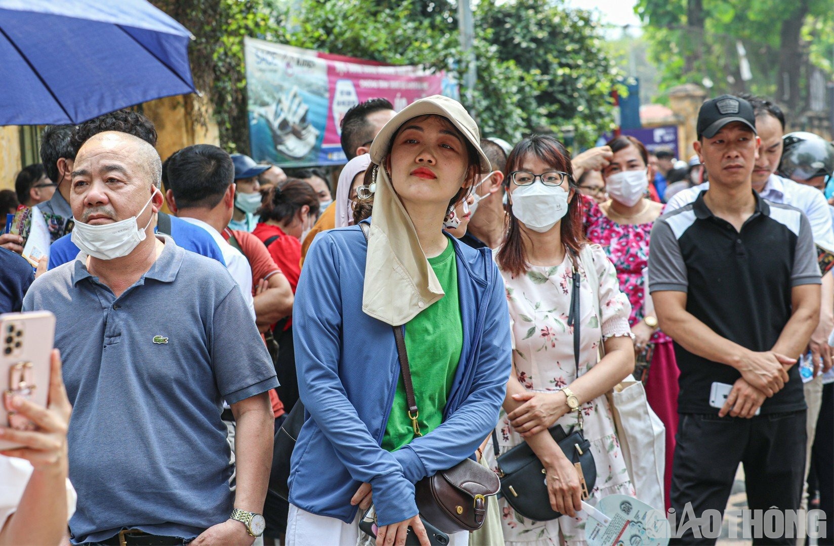 Nhiều phụ huynh đứng ngồi kh&ocirc;ng y&ecirc;n, tỏ ra lo lắng khi chưa thấy con m&igrave;nh bước ra điểm thi