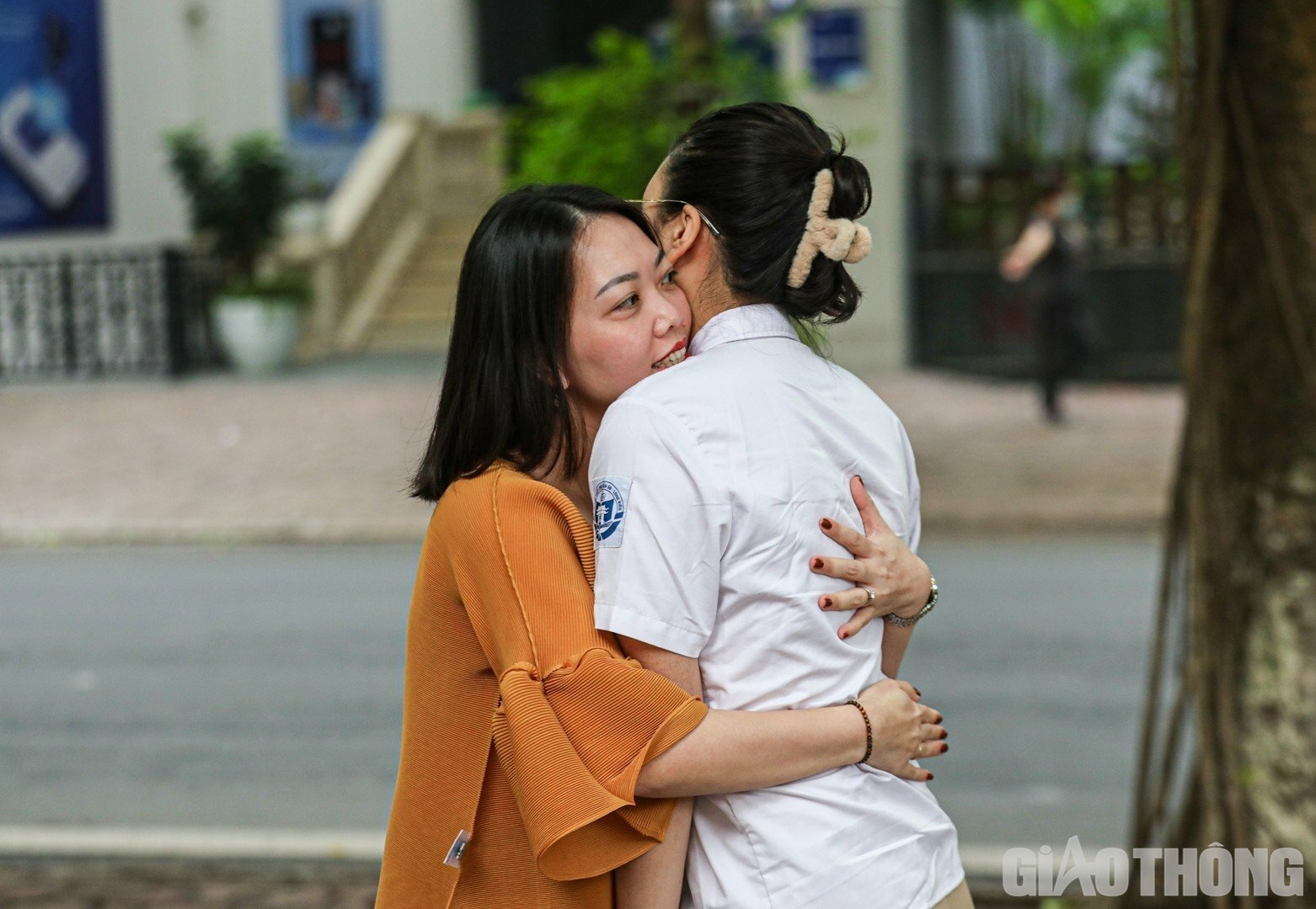 Phụ huynh c&ugrave;ng con thể hiện quyết t&acirc;m trước kỳ thi đầy căng thẳng