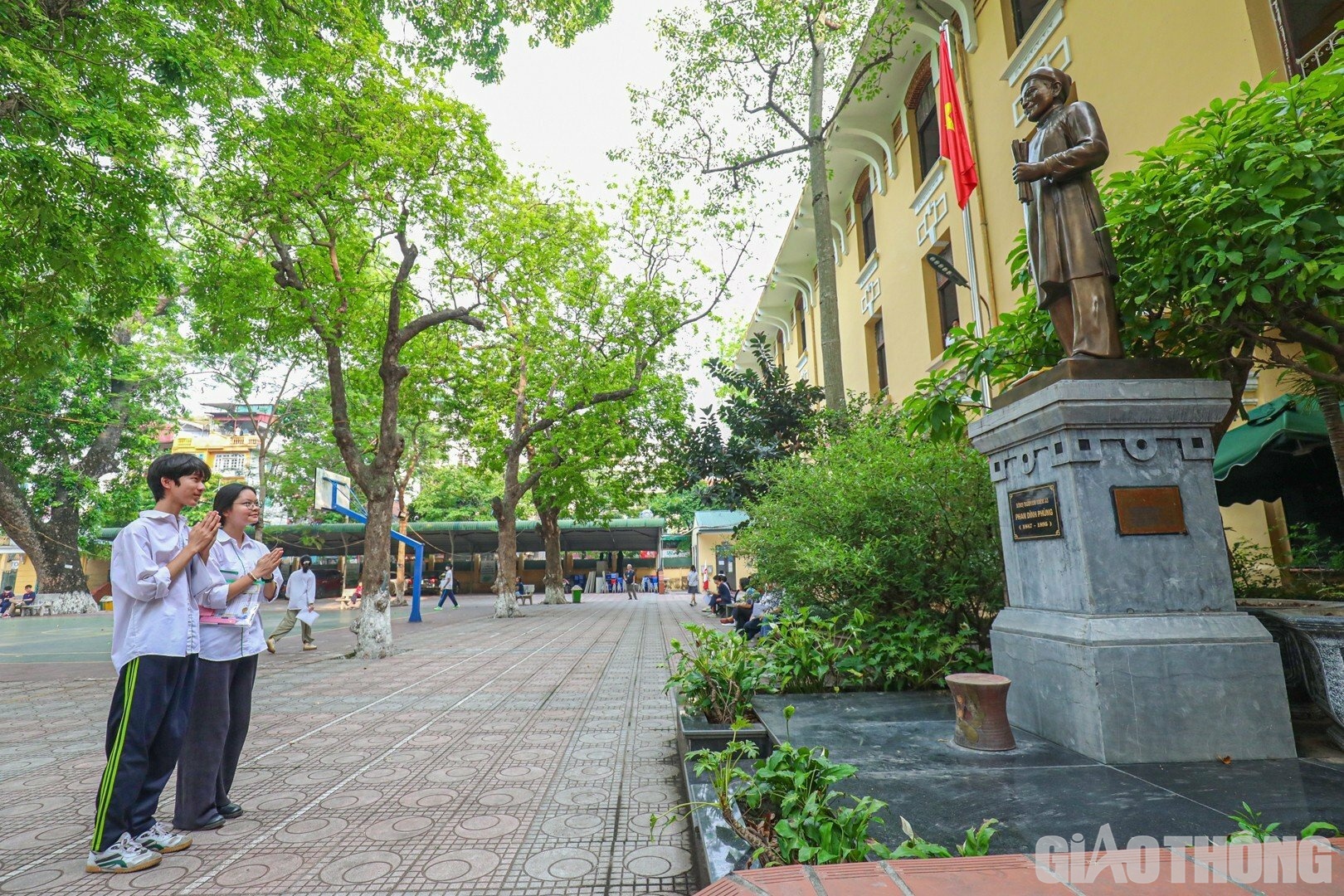 Sau khi v&agrave;o b&ecirc;n trong s&acirc;n trường, nhiều th&iacute; sinh đ&atilde; đến thắp hương trước tượng cụ Phan Đ&igrave;nh Ph&ugrave;ng để cầu may