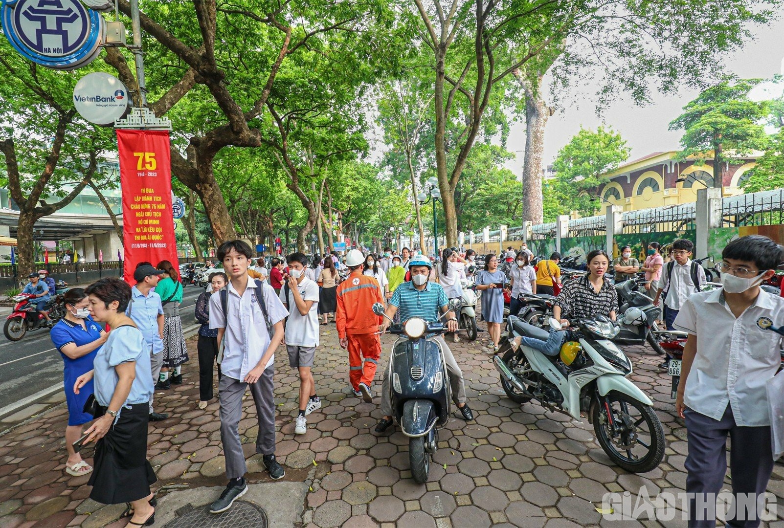 Theo ghi nhận của PV B&aacute;o Giao th&ocirc;ng tại điểm thi THPT Phan Đ&igrave;nh Ph&ugrave;ng (quận Ba Đ&igrave;nh, H&agrave; Nội), nhiều phụ huynh đ&atilde; đưa th&iacute; sinh đến đ&acirc;y từ rất sớm