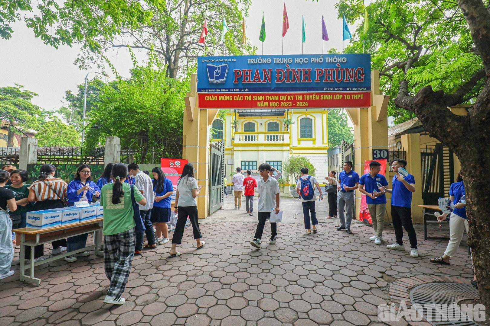 Th&iacute; sinh c&oacute; mặt sớm để sẵn s&agrave;ng bước v&agrave;o m&ocirc;n thi Ngữ văn của kỳ thi v&agrave;o lớp 10 tại H&agrave; Nội