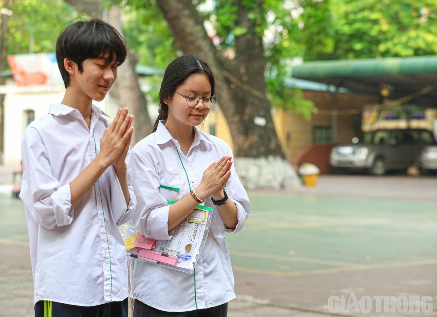 "Việc l&agrave;m lễ trước tượng đ&agrave;i cụ Phan Đ&igrave;nh Ph&ugrave;ng nhằm thể hiện sự tri &acirc;n, b&agrave;y tỏ l&ograve;ng ngưỡng vọng trước cuộc đời v&agrave; l&yacute; tưởng c&aacute;ch mạng của nh&agrave; ch&iacute; sỹ y&ecirc;u nước v&agrave; cũng l&agrave; tấm gương s&aacute;ng để thế hệ trẻ như ch&uacute;ng em học tập, noi theo", th&iacute; sinh Trần Nhật Anh b&agrave;y tỏ