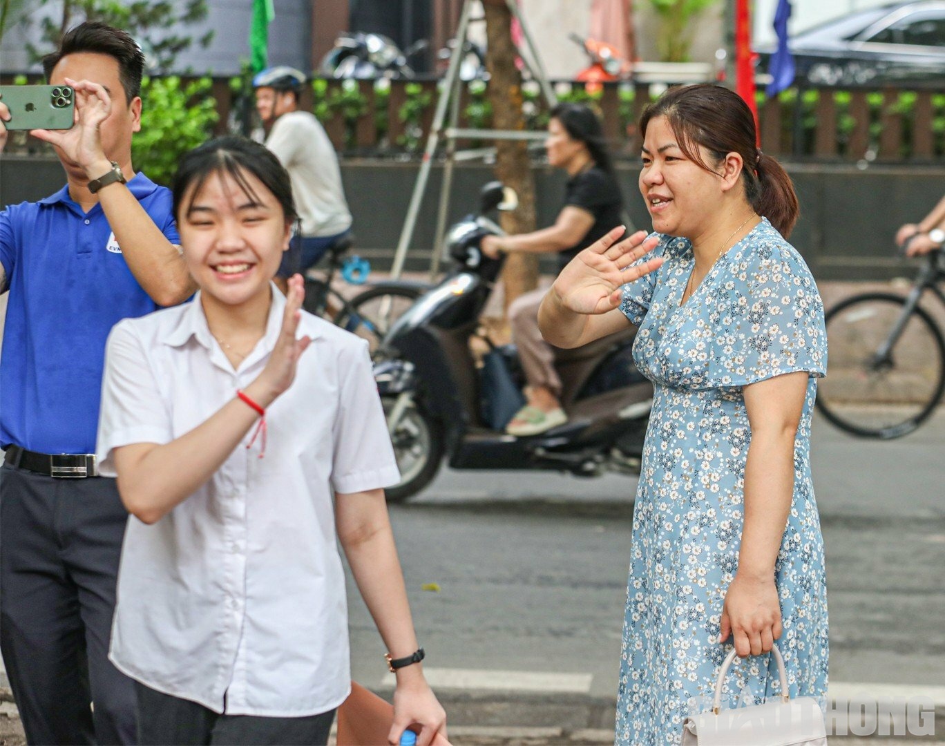 "Thi tốt con nh&eacute;" l&agrave; lời nhắn nhủ của người mẹ d&agrave;nh cho con