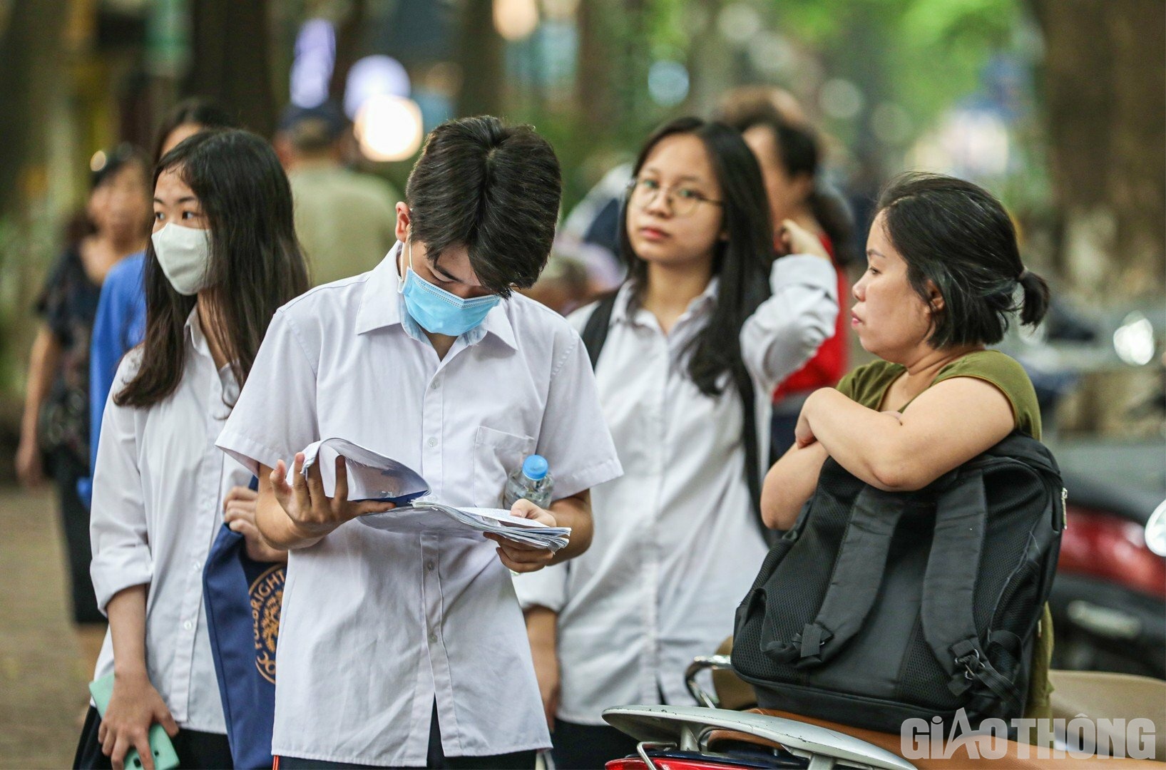 Trong khi đ&oacute;, nhiều th&iacute; sinh tranh thủ thời gian để &ocirc;n b&agrave;i b&ecirc;n cạnh người th&acirc;n