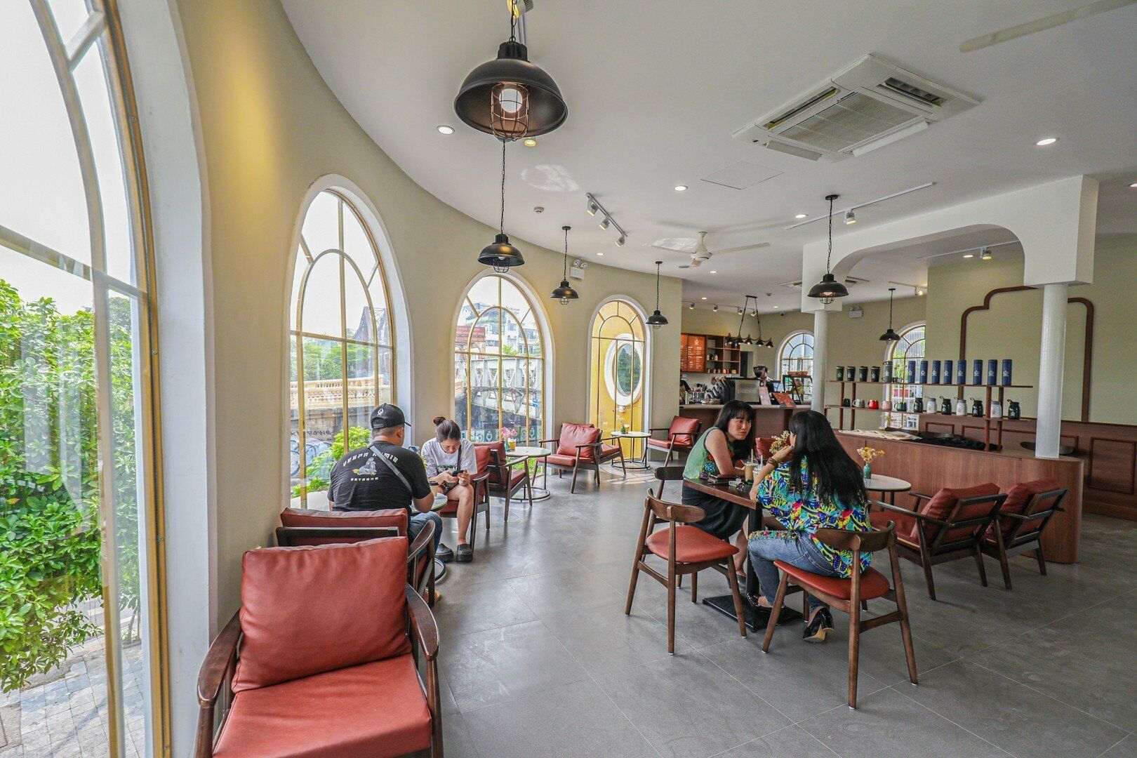 Đại diện đường sắt cho biết, đ&acirc;y l&agrave; ph&ograve;ng đợi t&agrave;u mới được cải tạo từ c&ocirc;ng tr&igrave;nh nh&agrave; cấp 4, với phong c&aacute;ch thời Ph&aacute;p thuộc. Tại ph&ograve;ng đợi n&agrave;y, đường sắt đang đưa v&agrave;o thử nghiệm dịch vụ c&agrave; ph&ecirc;, giải kh&aacute;t. Ph&ograve;ng đợi c&oacute; 4 mặt &ocirc; cửa sổ k&iacute;nh h&igrave;nh v&ograve;m, tr&ocirc;ng ra cầu Long Bi&ecirc;n, nh&agrave; ga Long Bi&ecirc;n, đường sắt tr&ecirc;n cao Ph&ugrave;ng Hưng v&agrave; cầu dẫn l&ecirc;n cầu Long Bi&ecirc;n ph&iacute;a phố Trần Nhật Duật. Du kh&aacute;ch vừa c&oacute; thể thưởng thức c&agrave; ph&ecirc;, vừa ngắm ga t&agrave;u, chụp ảnh. Nếu h&agrave;nh kh&aacute;ch kh&ocirc;ng c&oacute; nhu cầu sử dụng dịch vụ c&agrave; ph&ecirc;, vẫn c&oacute; thể thoải m&aacute;i nghỉ ngơi, thư gi&atilde;n tại khu vực ph&ograve;ng đợi.