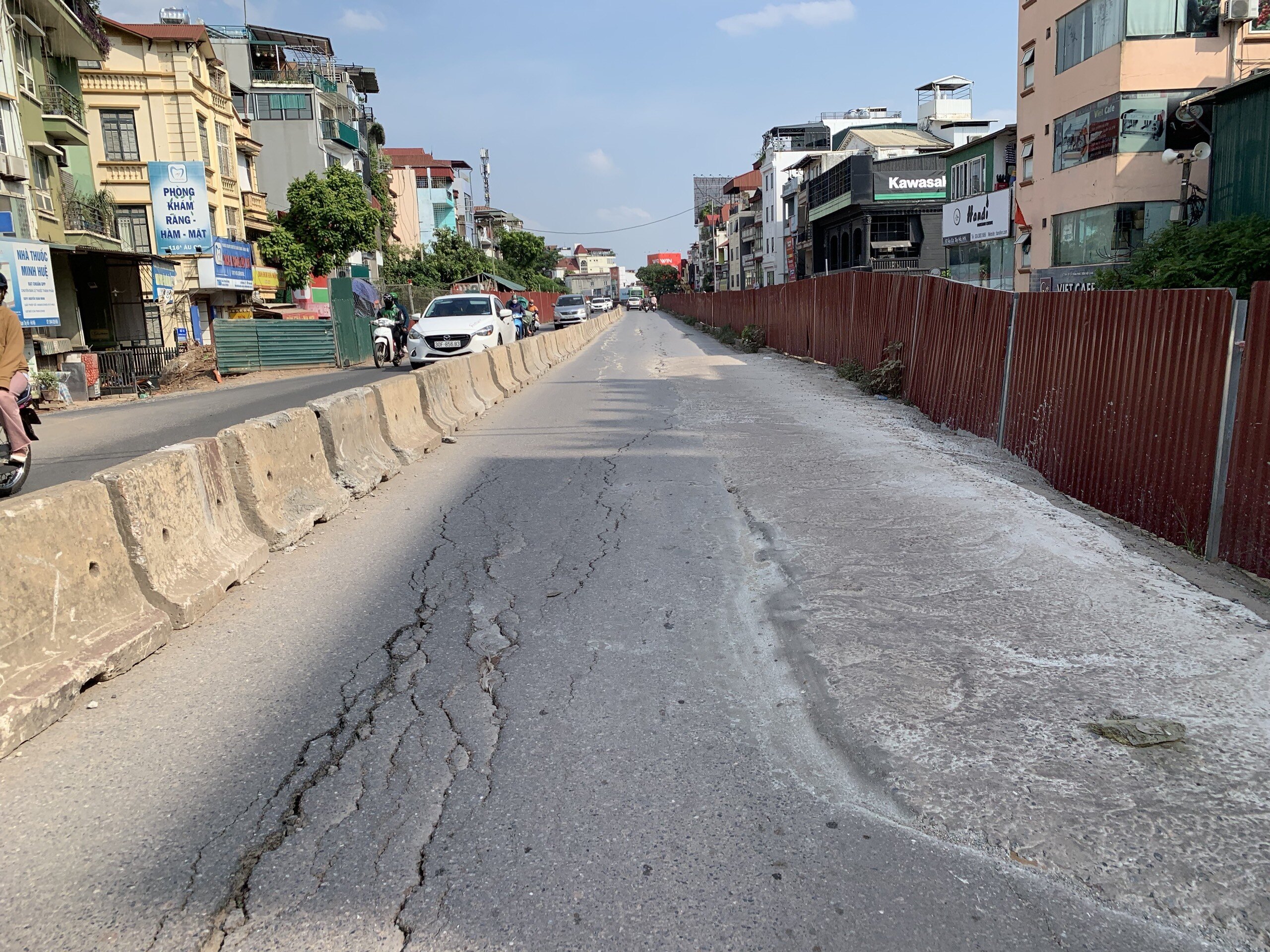 Trao đổi với b&aacute;o ch&iacute;, &ocirc;ng Nguyễn Đ&igrave;nh Khuyến, Chủ tịch UBND quận T&acirc;y Hồ cho biết, quận đ&atilde; kiến nghị với chủ đầu tư dự &aacute;n l&agrave; Ban Quản l&yacute; dự &aacute;n đầu tư x&acirc;y dựng c&ocirc;ng tr&igrave;nh giao th&ocirc;ng TP H&agrave; Nội v&agrave; đơn vị chịu tr&aacute;ch nhiệm thi c&ocirc;ng dự &aacute;n khắc phục những vết nứt tr&ecirc;n đường &Acirc;u Cơ.