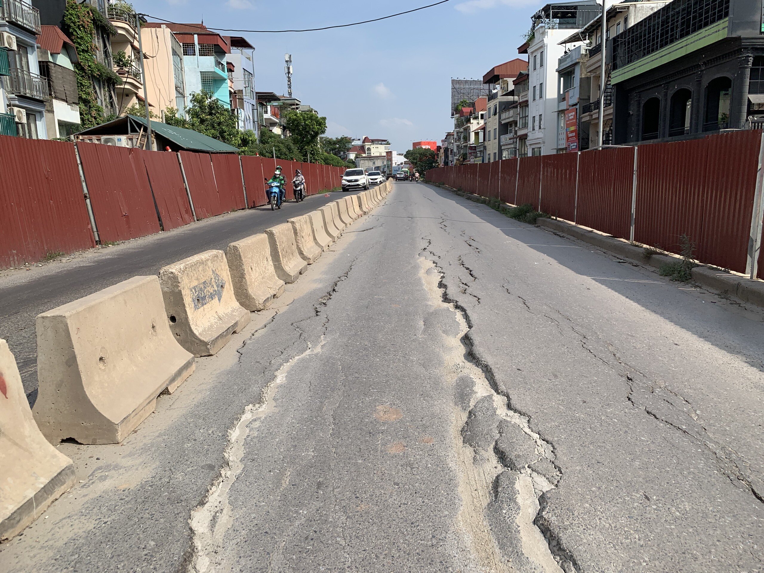 Thời gian vừa qua, những người thường xuy&ecirc;n di chuyển tr&ecirc;n đường &Acirc;u Cơ (quận T&acirc;y Hồ, TP H&agrave; Nội) cảm thấy bất an v&igrave; một số đoạn tr&ecirc;n tuyến đường n&agrave;y xuống cấp, hư hỏng nặng.