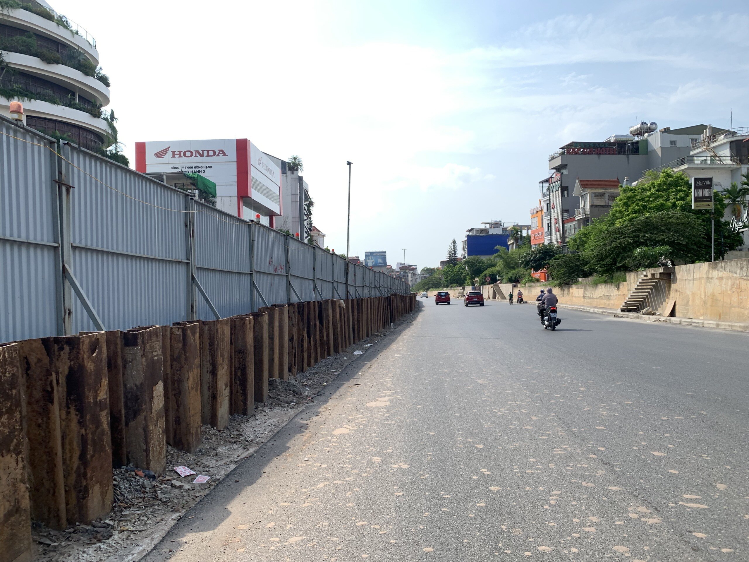 Dự &aacute;n mở rộng đường đ&ecirc; &Acirc;u Cơ - Nghi T&agrave;m đoạn từ n&uacute;t giao kh&aacute;ch sạn Thắng Lợi đến n&uacute;t giao cầu Nhật T&acirc;n d&agrave;i 3,7 km, thuộc dự &aacute;n x&acirc;y dựng cầu vượt n&uacute;t giao đường An Dương - Thanh Ni&ecirc;n giai đoạn 2 do TP H&agrave; Nội ph&ecirc; duyệt năm 2019 (thuộc 2 quận Ba Đ&igrave;nh v&agrave; T&acirc;y Hồ).