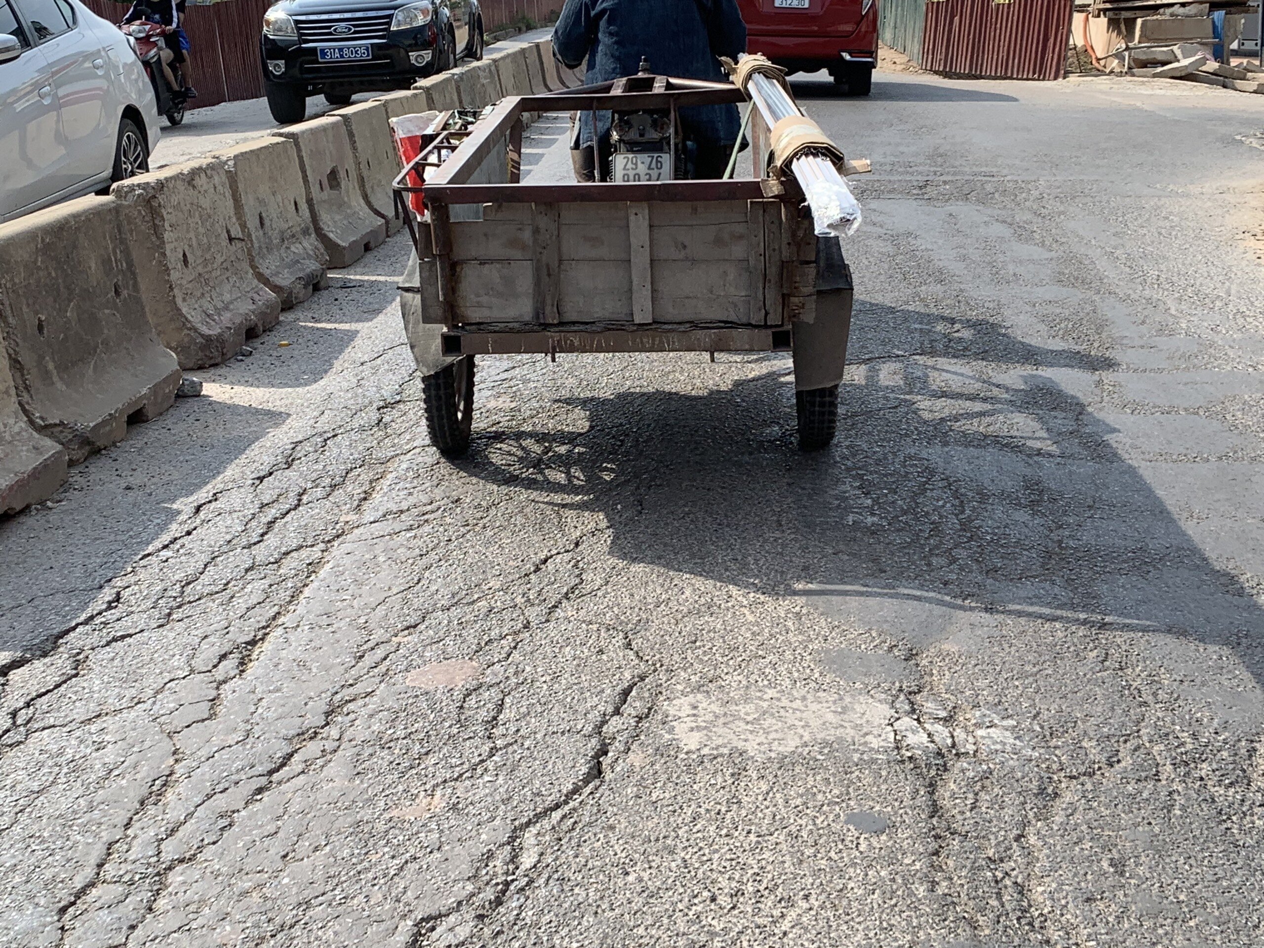 Người tham gia giao th&ocirc;ng qua đ&acirc;y mong muốn đơn vị chức năng sớm sửa chữa đường để bảo đảm an to&agrave;n, thuận lợi.