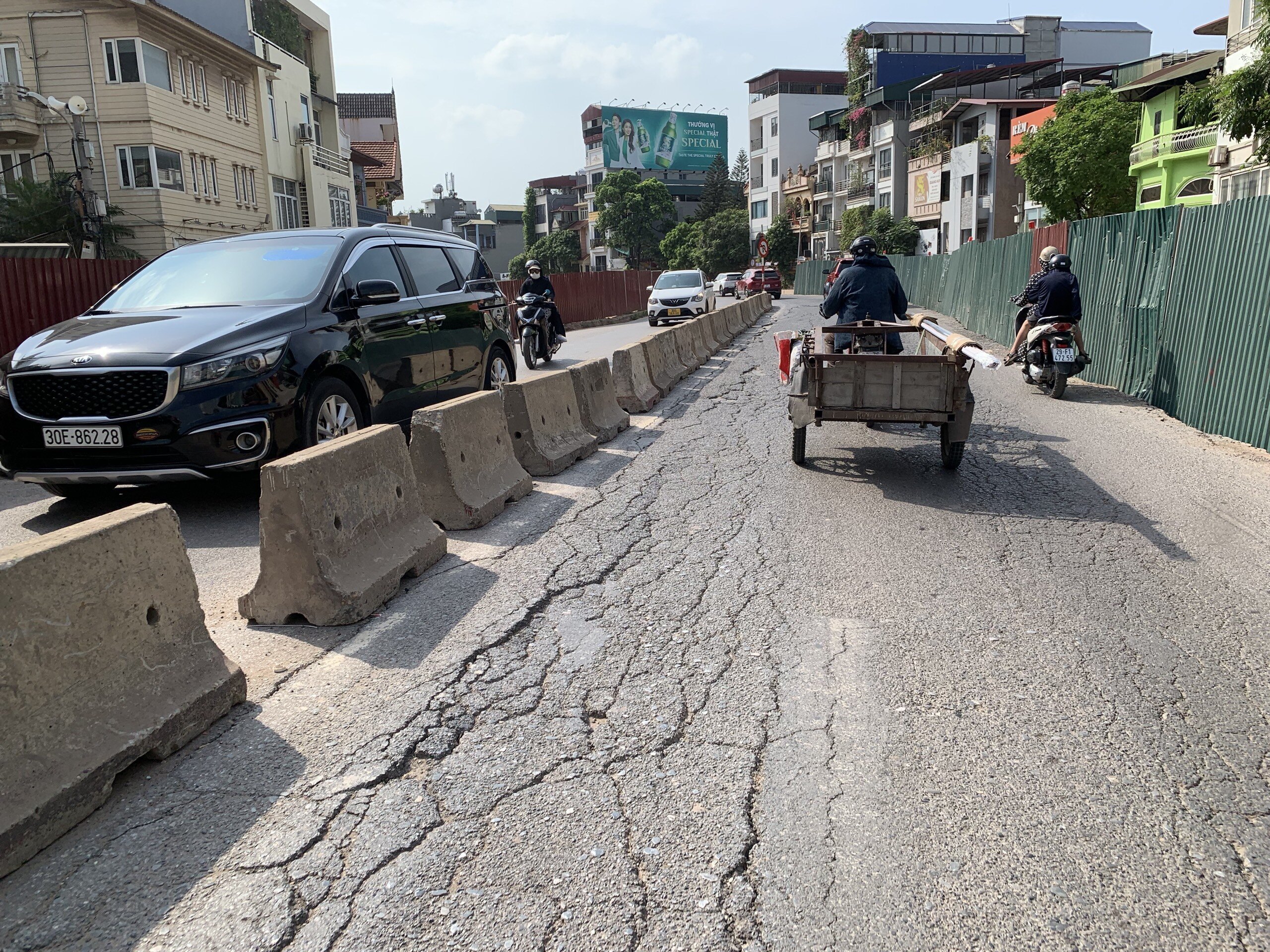 "Những vết nứt n&agrave;y xuất hiện sau khi đơn vị thi c&ocirc;ng mở rộng đường đ&ecirc; &Acirc;u Cơ - Nghi T&agrave;m chắn t&ocirc;n để đ&agrave;o đắp hai b&ecirc;n đường. Kh&ocirc;ng chỉ đường bị nứt, nhiều đoạn c&ograve;n bị l&uacute;n xuống h&agrave;ng chục cm. Người điều khiển xe m&aacute;y đi qua những chỗ đ&oacute; kh&ocirc;ng vững tay l&aacute;i th&igrave; c&oacute; thể bị ng&atilde;", anh H&ograve;a, tr&uacute; quận T&acirc;y Hồ cho hay.