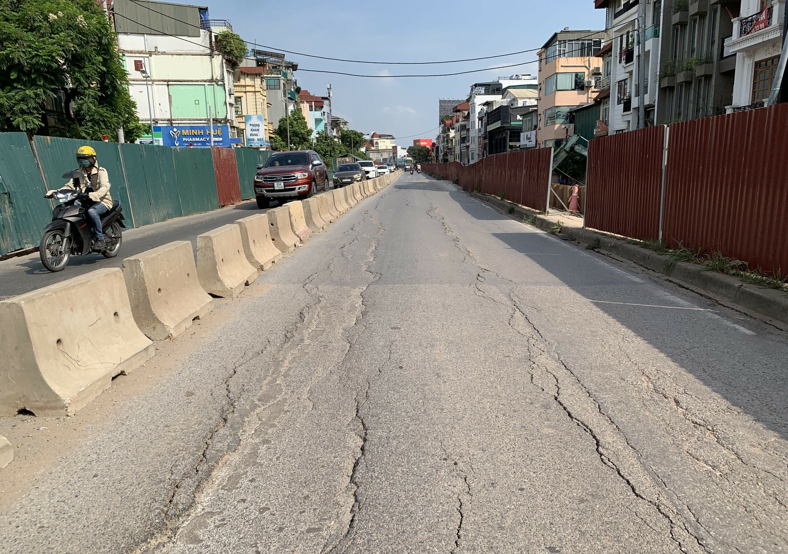 "Việc khắc phục những vết nứt tr&ecirc;n đường &Acirc;u Cơ sẽ được thực hiện trong thời gian sớm nhất để đảm bảo việc đi lại của người d&acirc;n", &ocirc;ng Khuyến cho biết th&ecirc;m.