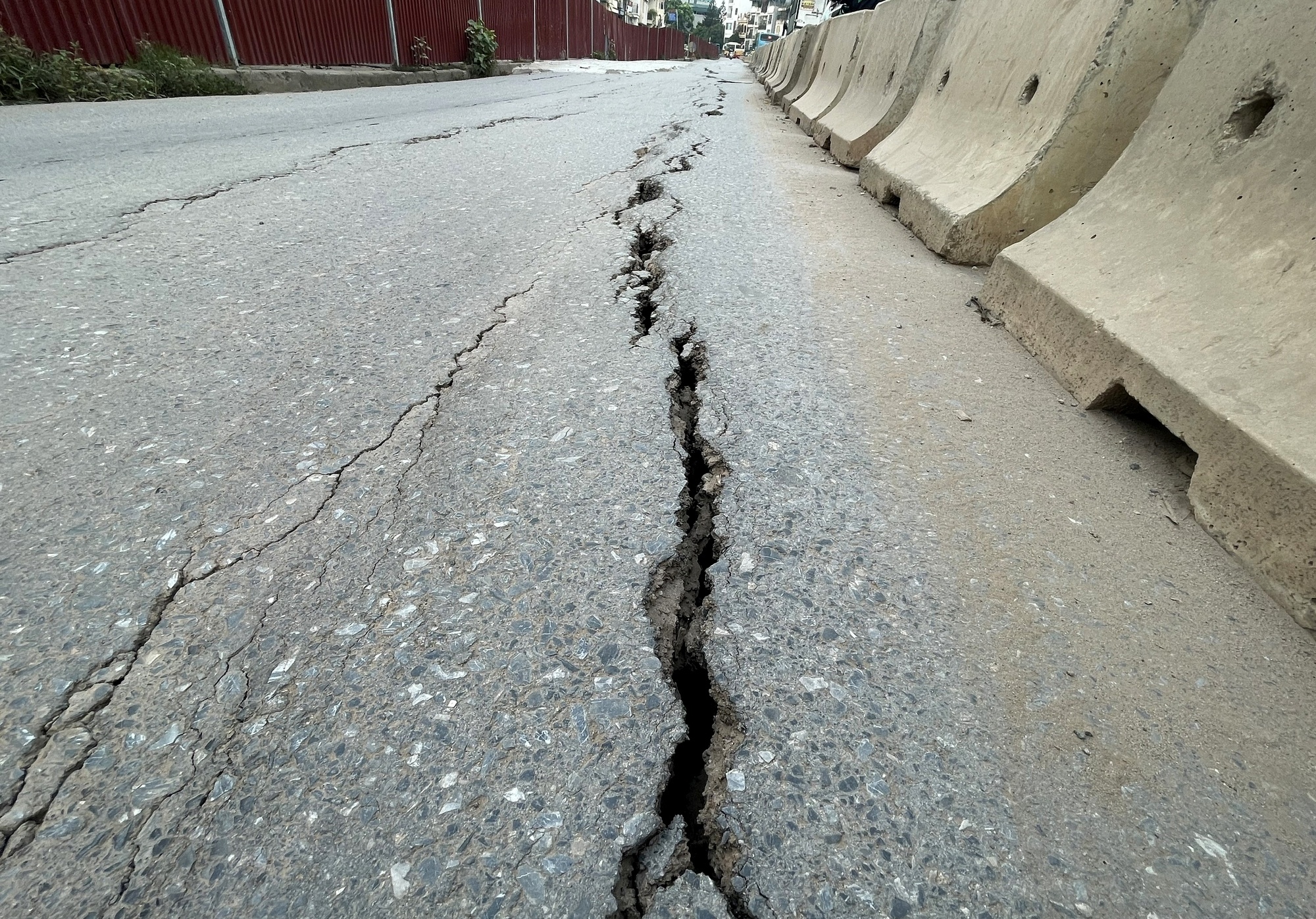 Tuy nhi&ecirc;n, đến nay, dự &aacute;n vẫn thi c&ocirc;ng chưa xong v&agrave; đ&atilde; trải qua 4 lần điều chỉnh thời hạn. Lần điều chỉnh gần đ&acirc;y nhất, c&ocirc;ng tr&igrave;nh n&agrave;y được dự kiến ho&agrave;n th&agrave;nh v&agrave;o đầu năm 2024.