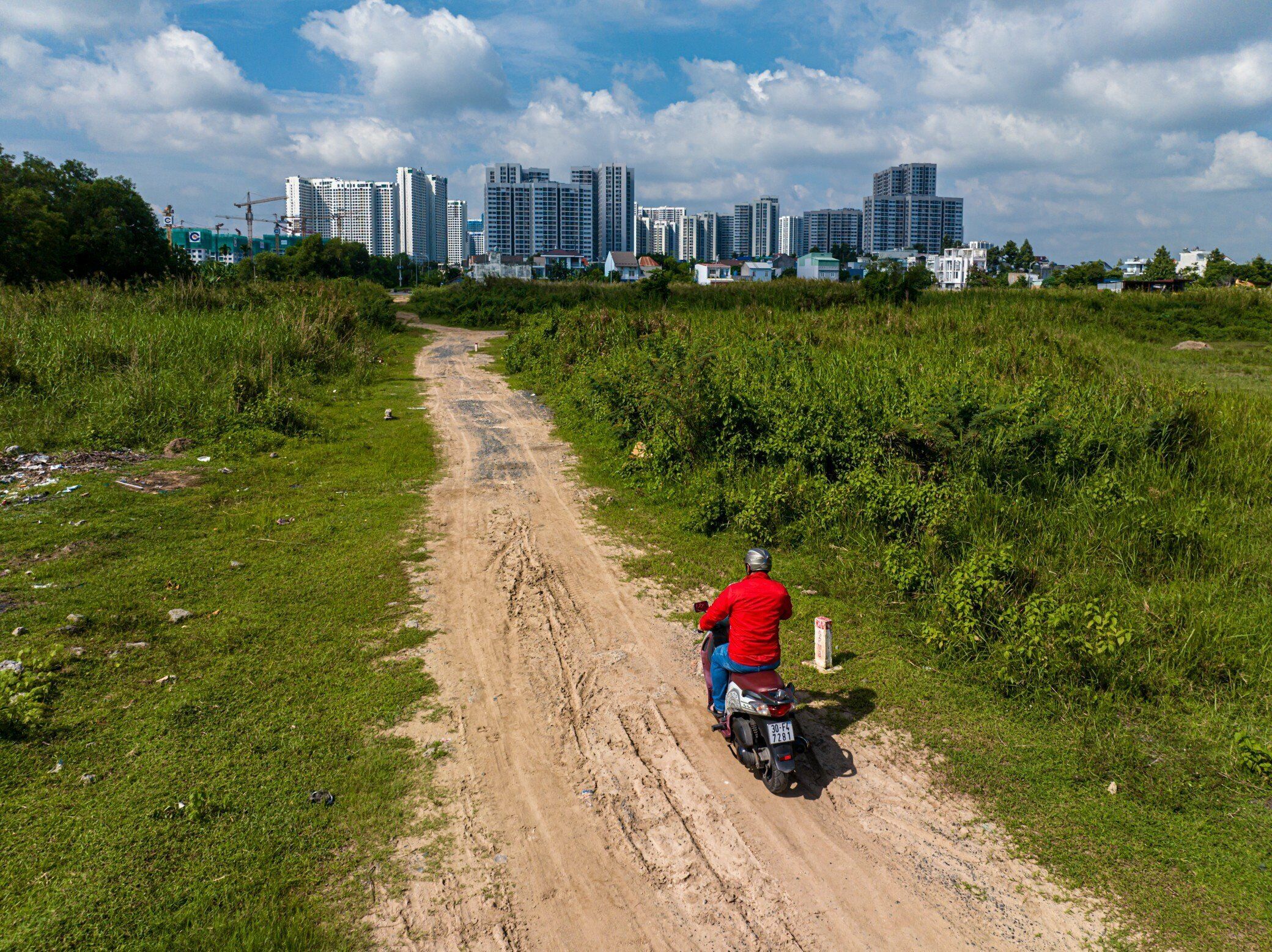 Đ&acirc;y l&agrave; một trong 4 khu t&aacute;i định cư thuộc phường Long B&igrave;nh - Long Thạnh Mỹ, TP Thủ Đức. Huyện Củ Chi c&oacute; địa điểm t&aacute;i định cư tại x&atilde; T&acirc;n Thạnh T&acirc;y với diện t&iacute;ch gần 13.600m2. Ở huyện H&oacute;c M&ocirc;n c&oacute; địa điểm t&aacute;i định cư tại x&atilde; Xu&acirc;n Thới Đ&ocirc;ng, diện t&iacute;ch 9.1650m2. C&ograve;n ở huyện B&igrave;nh Ch&aacute;nh, địa điểm t&aacute;i định cư tại khu d&acirc;n cư Khu c&ocirc;ng nghiệp An Hạ, x&atilde; Phạm Văn Hai.