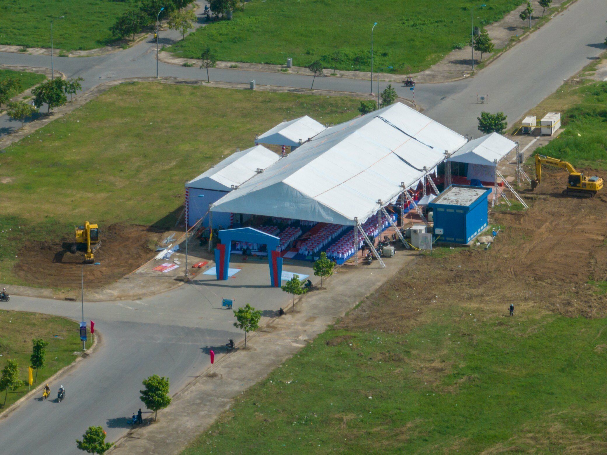 Đến nay, TP.HCM đ&atilde; b&agrave;n giao 356/410 ha mặt bằng dự &aacute;n cho chủ đầu tư, đạt 87%. Một số địa phương c&oacute; tiến độ giải ph&oacute;ng mặt bằng cao l&agrave; huyện H&oacute;c M&ocirc;n (95%), huyện B&igrave;nh Ch&aacute;nh (92%), Củ Chi (83%); ri&ecirc;ng TP Thủ Đức thấp nhất cũng đạt hơn 70%.