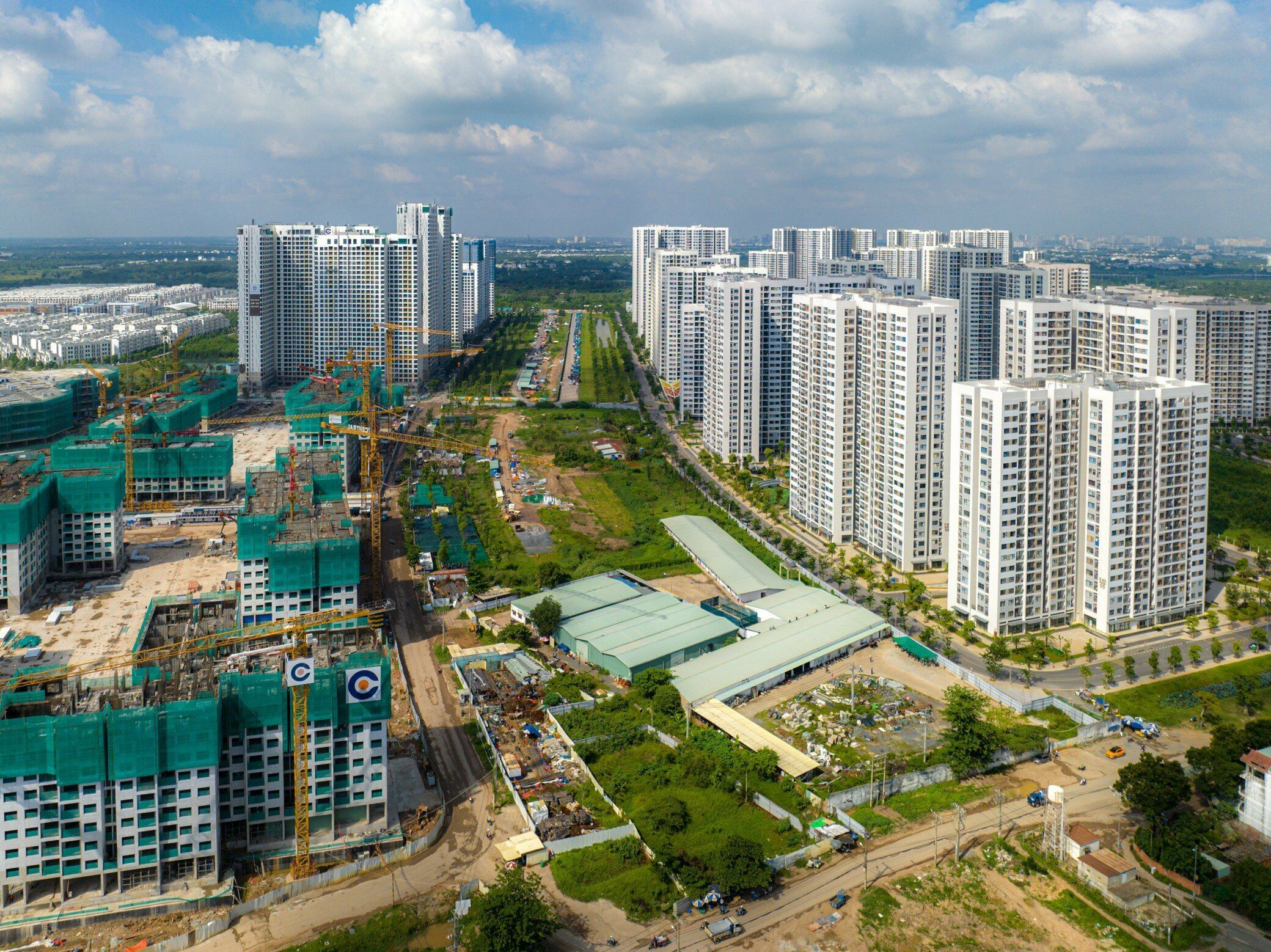 Dọc tuyến 9A, c&aacute;c hạng mục vỉa h&egrave;, tụ điện, đ&egrave;n đường cũng đ&atilde; được thi c&ocirc;ng, lắp đặt. Những tiện &iacute;ch đi k&egrave;m xung quanh khu tái định cư cũng đ&atilde; đi v&agrave;o hoạt động như trường m&acirc;̀m non, c&acirc;́p 2, 3 và chợ d&acirc;n sinh&hellip;